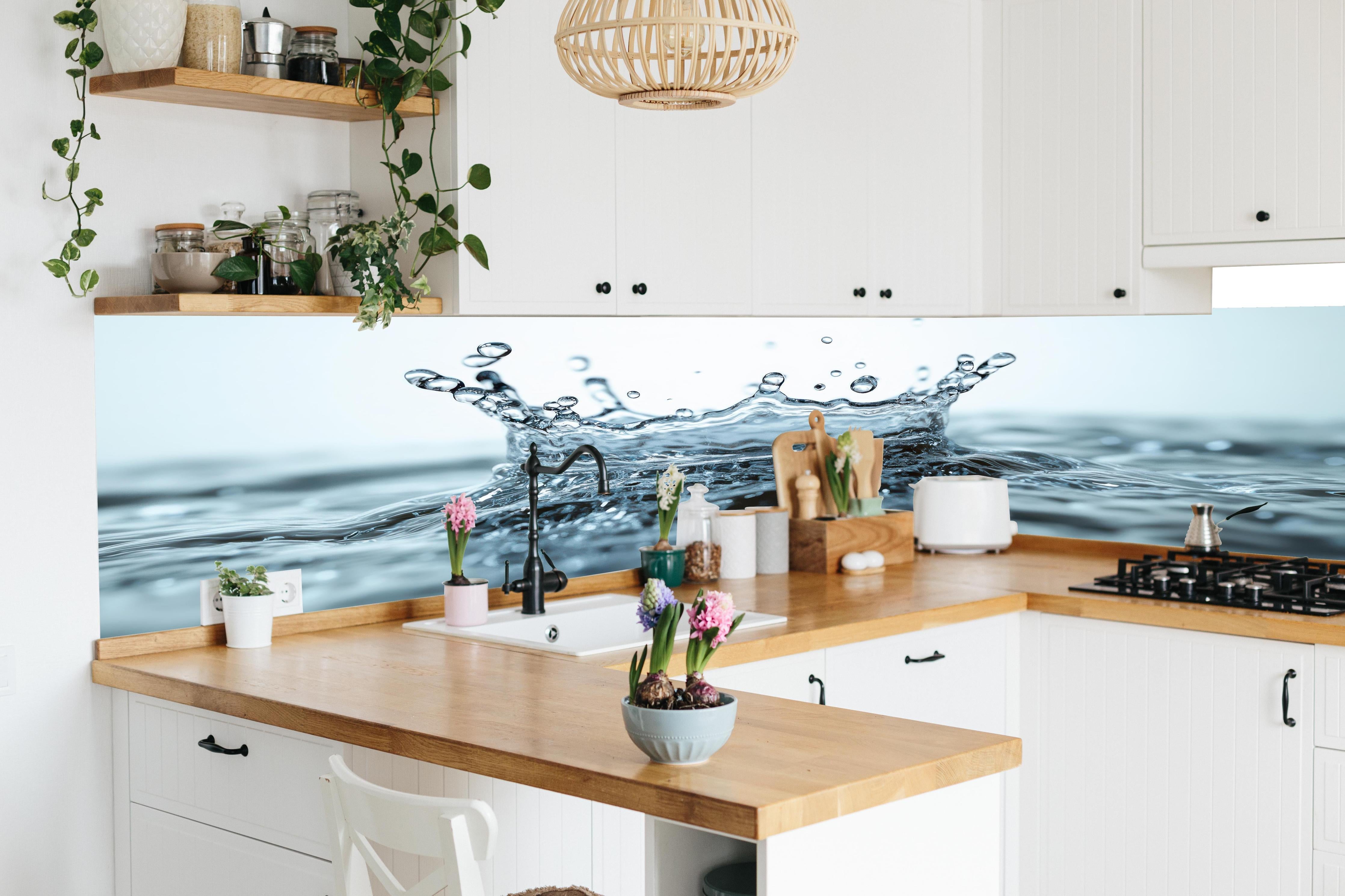 Küche - Blauer Wasser-Splash in lebendiger Küche mit bunten Blumen
