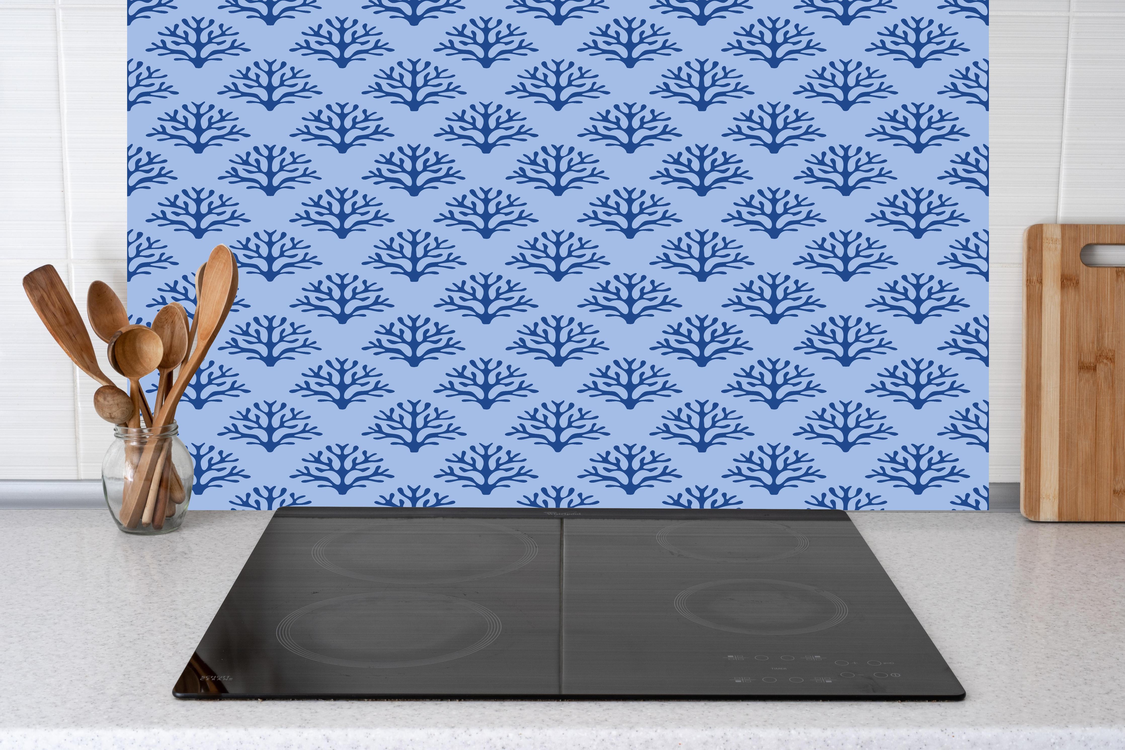 Küche - Blaues Korallenmuster Tapete hinter Cerankochfeld und Holz-Kochutensilien