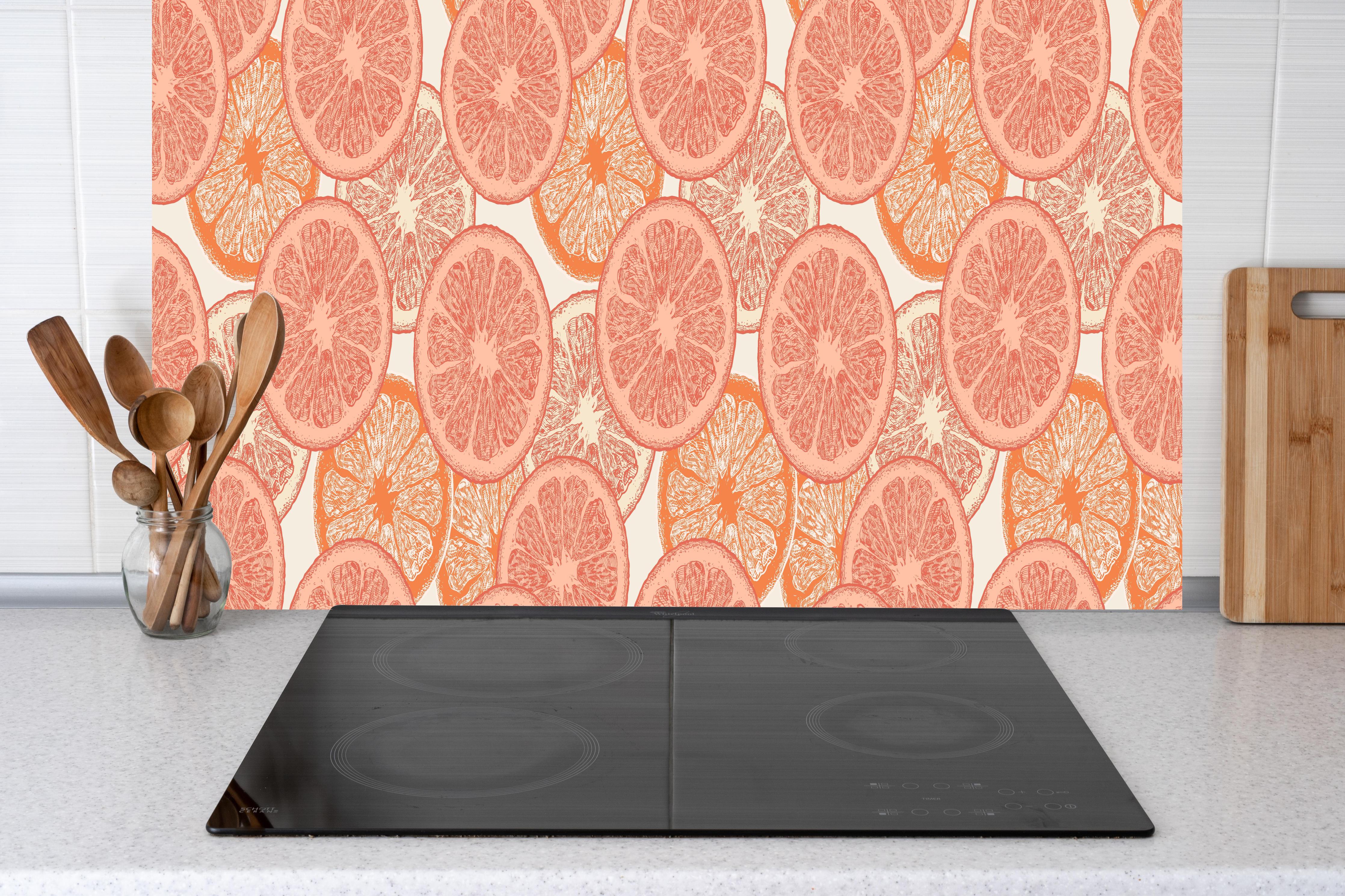 Küche - Blutorangenmuster Orange Rosa hinter Cerankochfeld und Holz-Kochutensilien