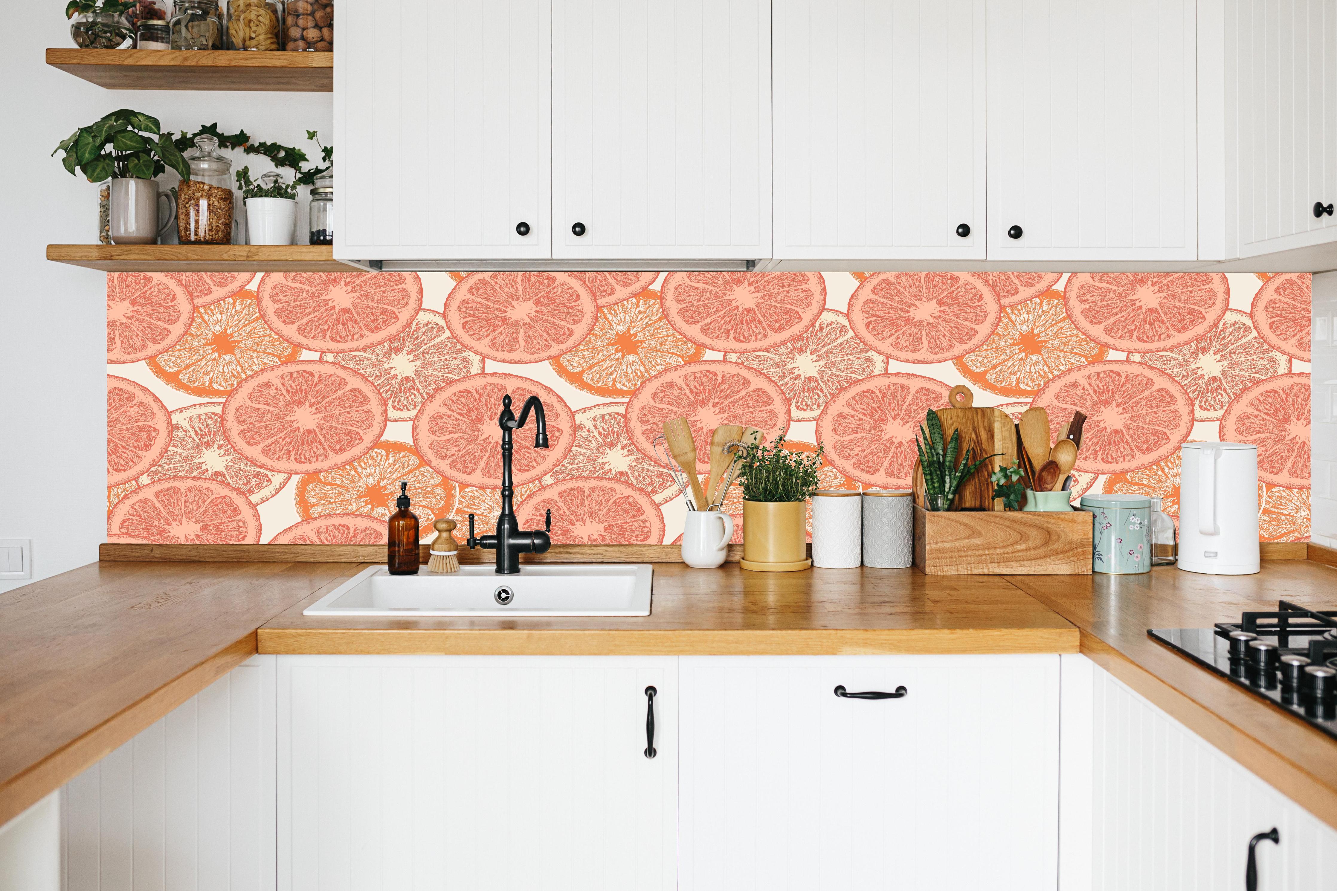 Küche - Blutorangenmuster Orange Rosa in weißer Küche hinter Gewürzen und Kochlöffeln aus Holz