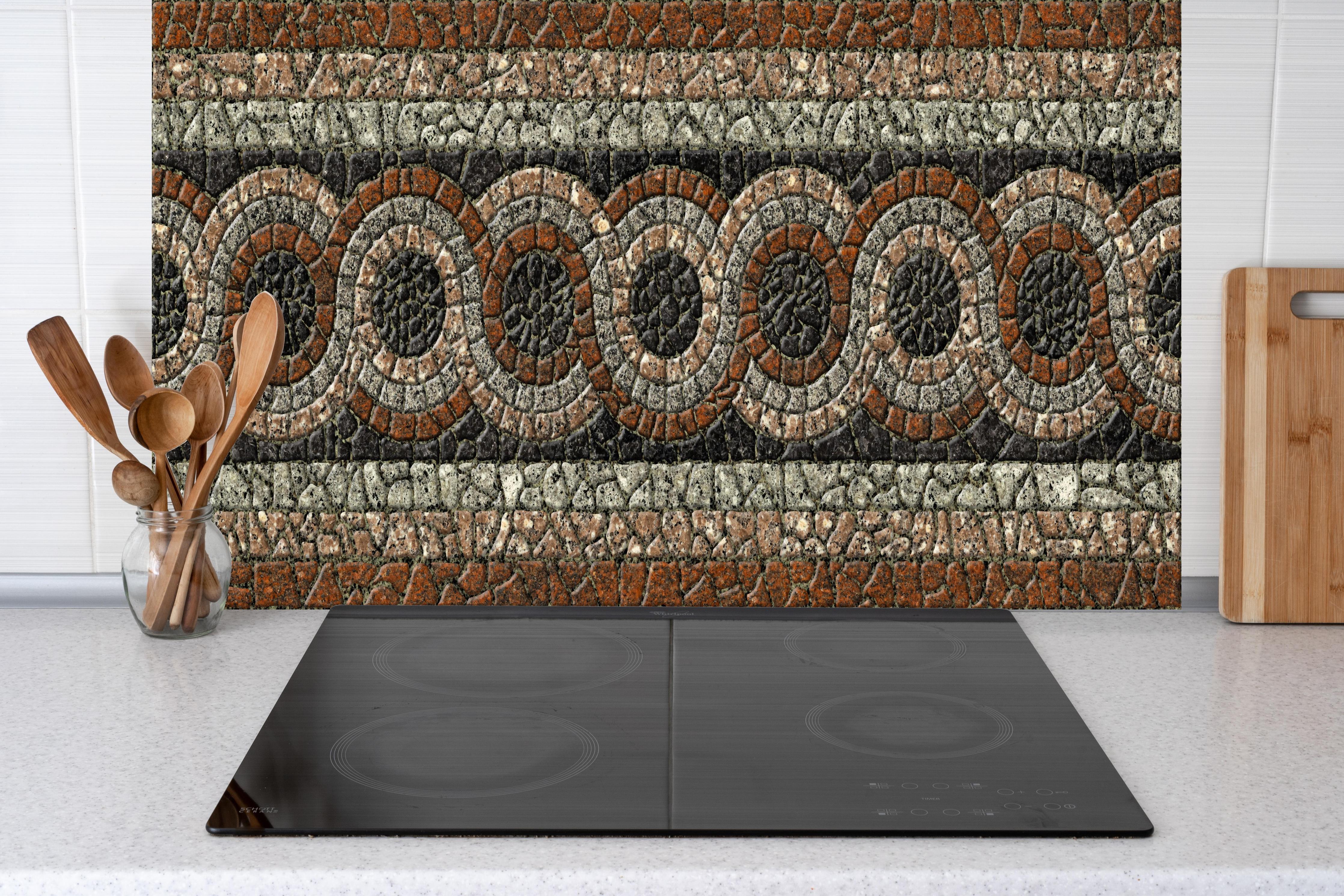 Küche - Braun-Beige Steinmosaik Bordüre hinter Cerankochfeld und Holz-Kochutensilien
