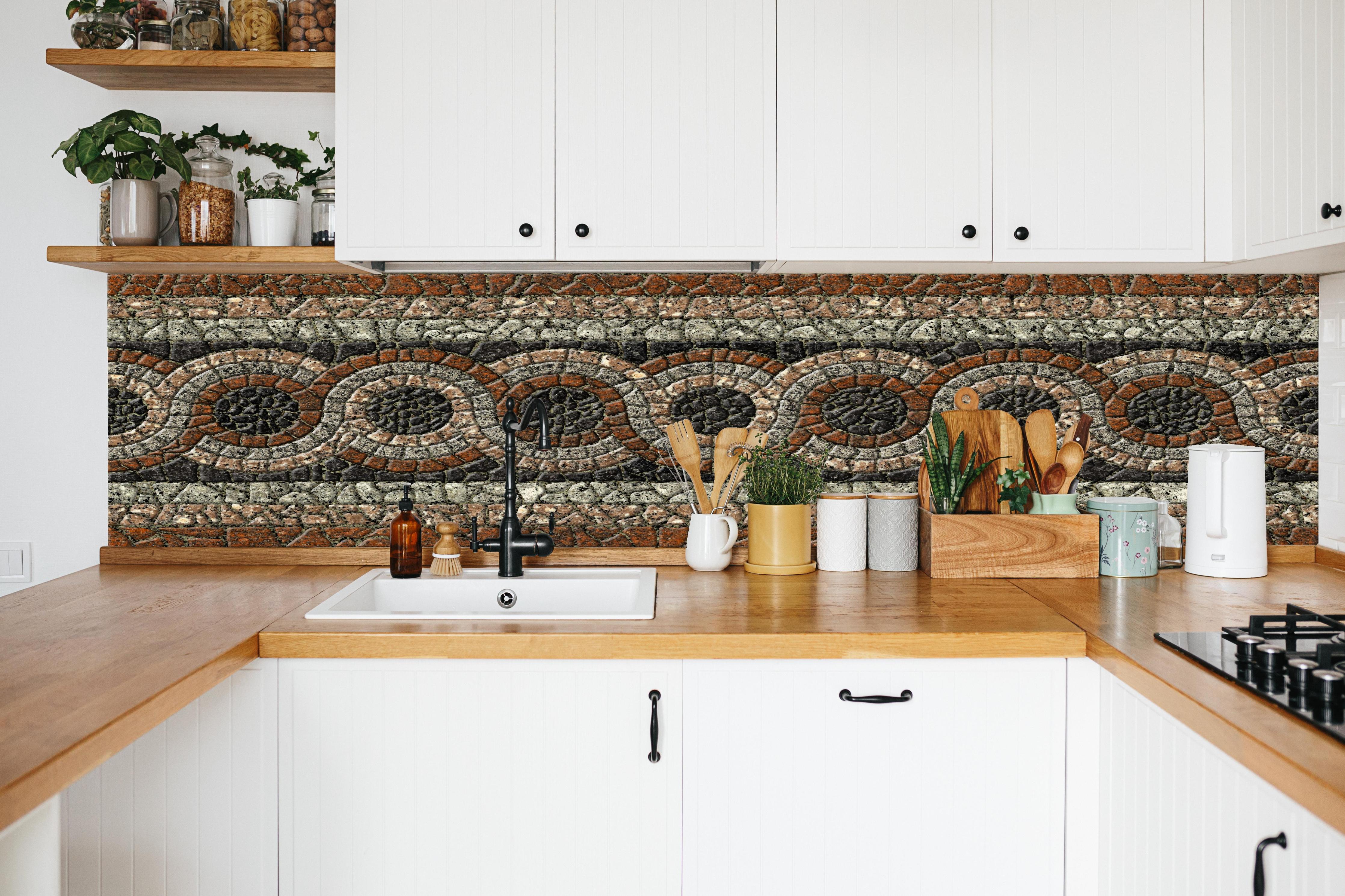 Küche - Braun-Beige Steinmosaik Bordüre in weißer Küche hinter Gewürzen und Kochlöffeln aus Holz