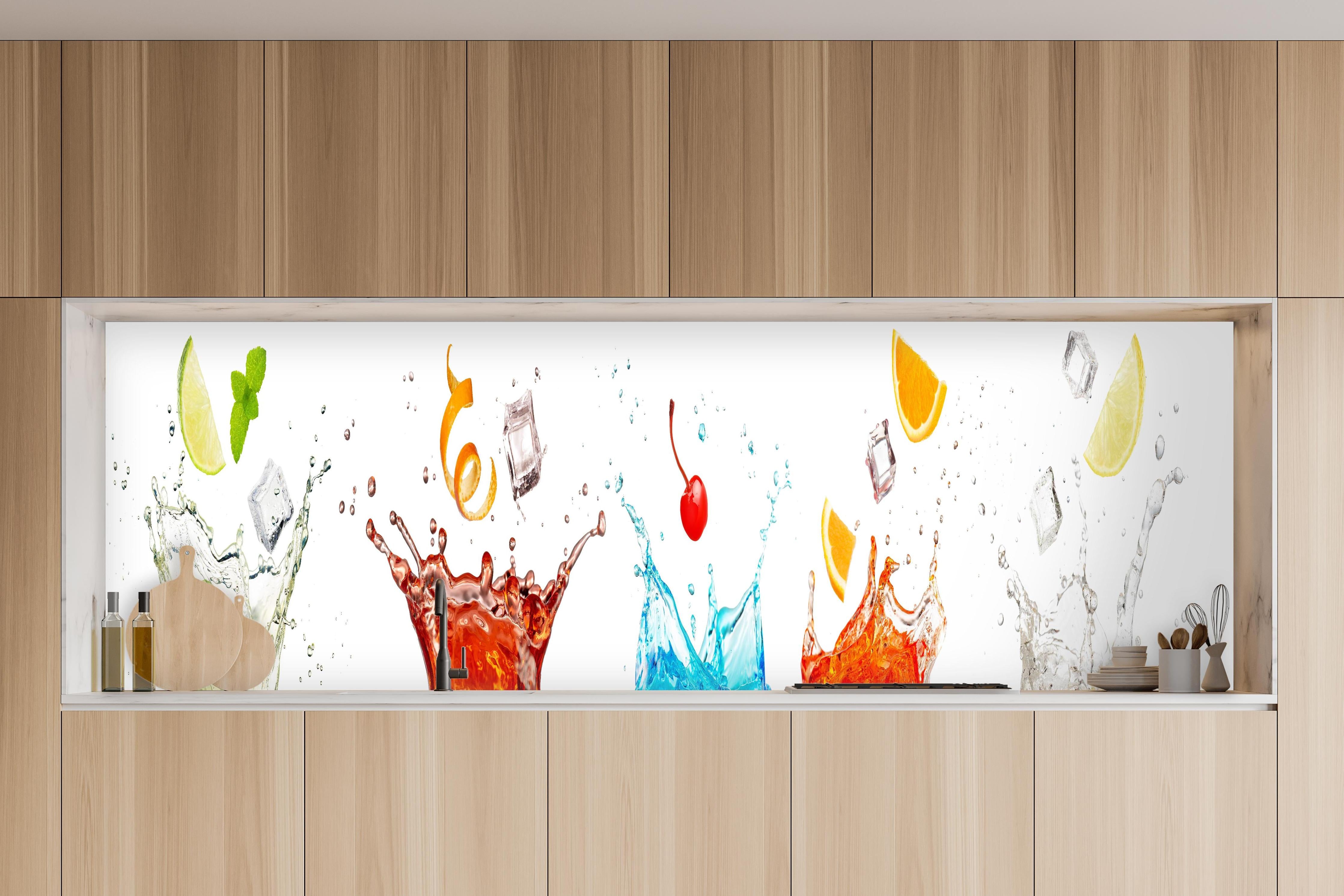 Küche - Bunte Cocktail-Spritzer in charakteristischer Vollholz-Küche mit modernem Gasherd