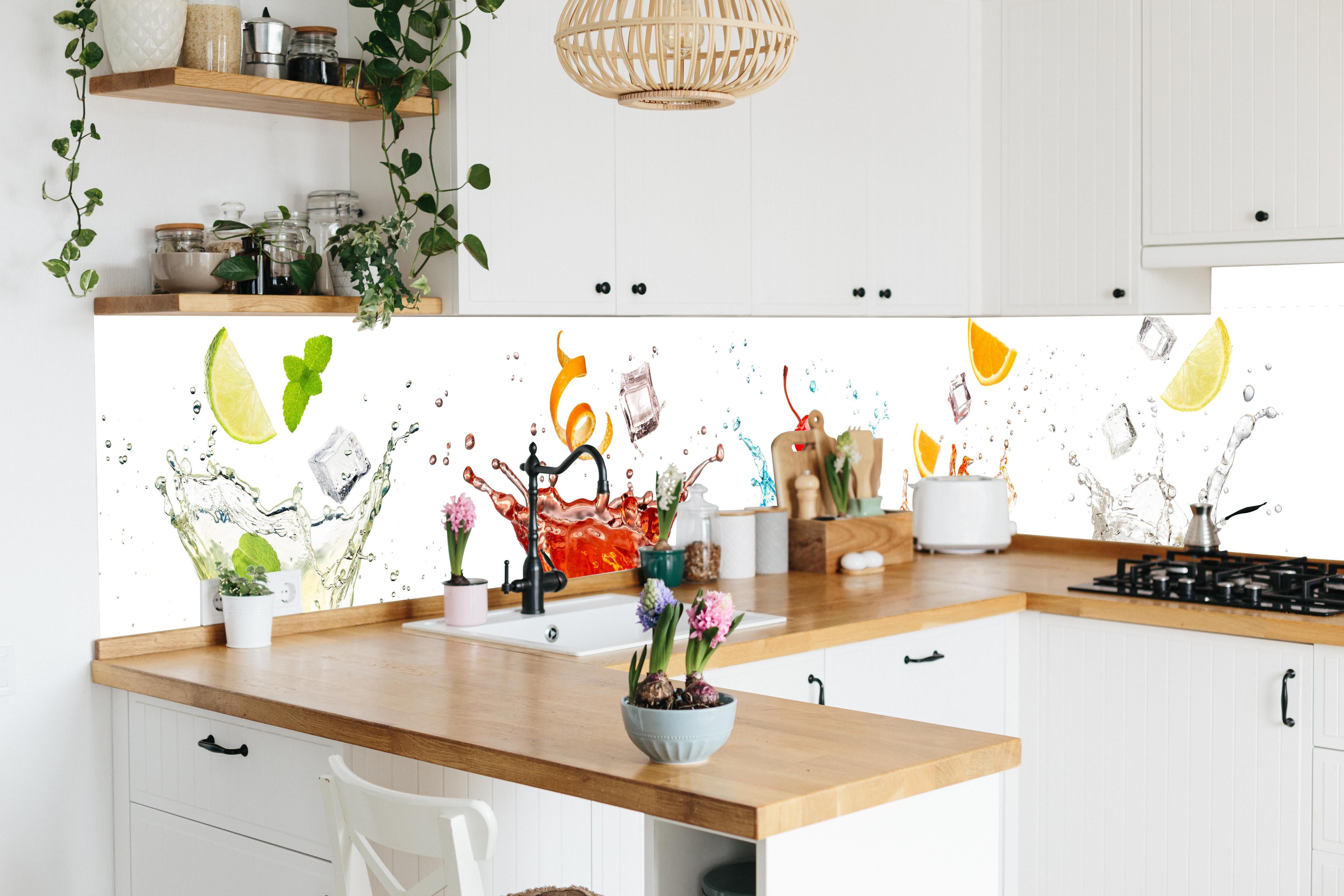 Küche - Bunte Cocktail-Spritzer in lebendiger Küche mit bunten Blumen