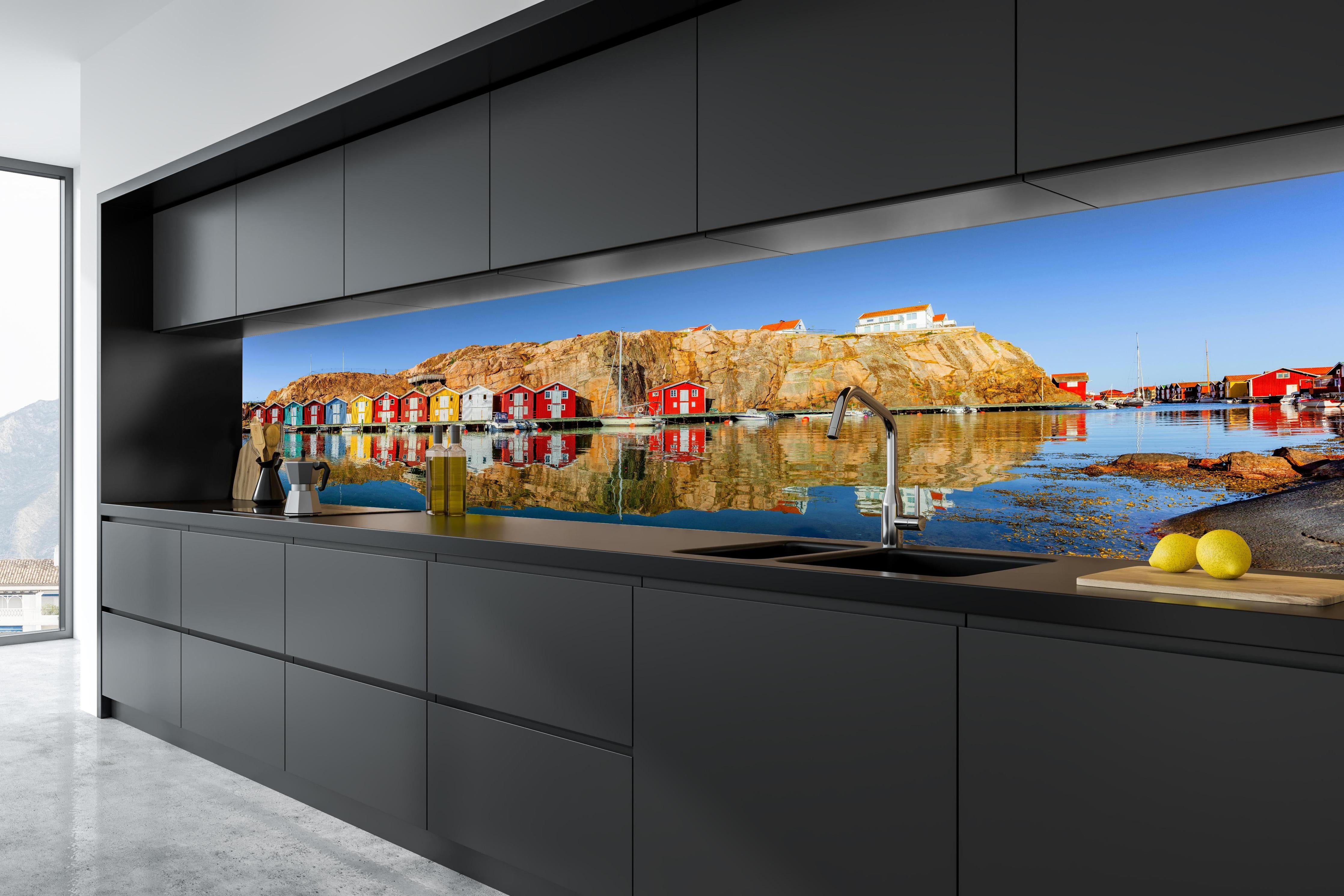 Küche - Bunte Fischerhäuser in Schweden in tiefschwarzer matt-premium Einbauküche