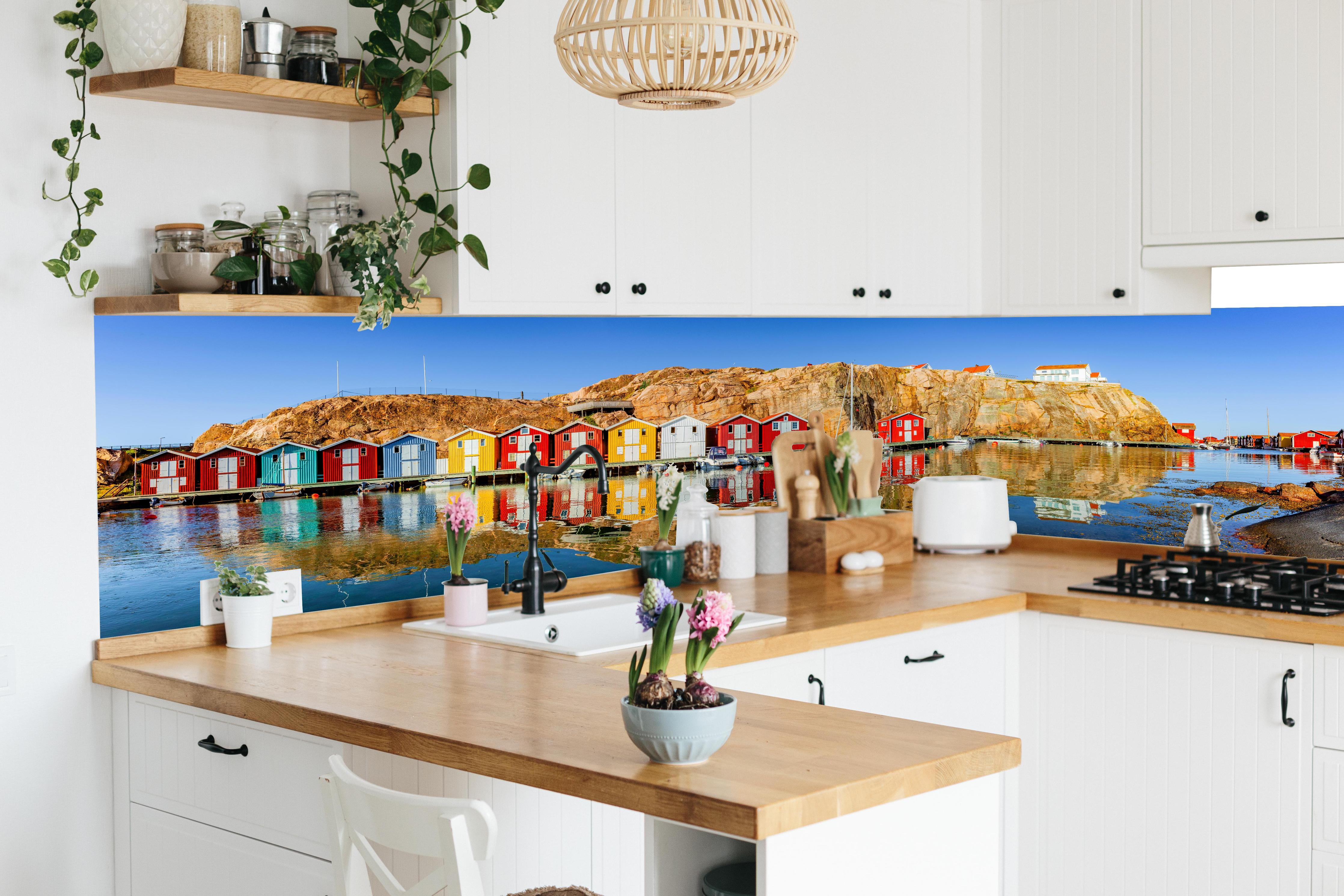 Küche - Bunte Fischerhäuser in Schweden in lebendiger Küche mit bunten Blumen