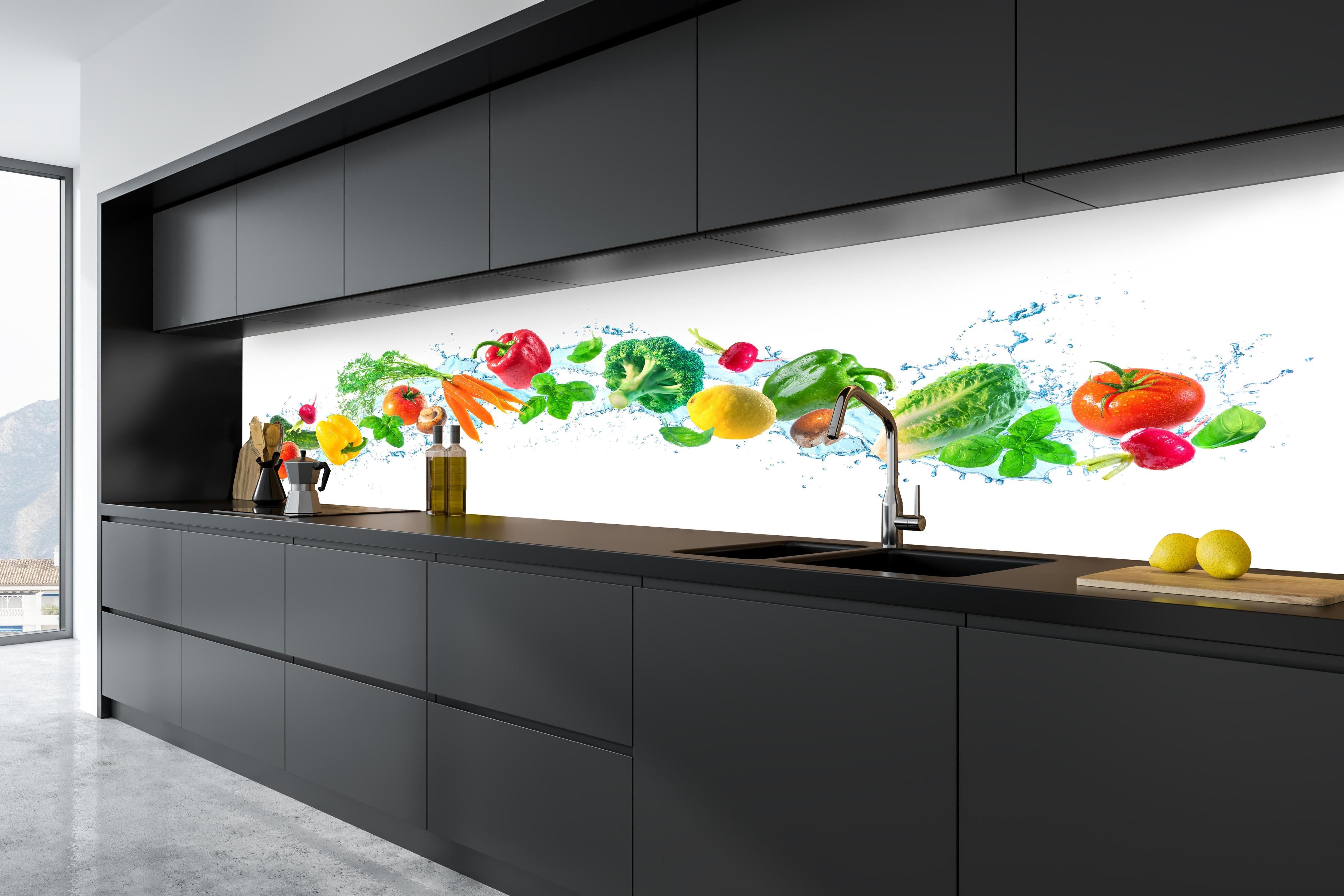 Küche - Bunte Gemüse- und Kräuterkomposition in tiefschwarzer matt-premium Einbauküche