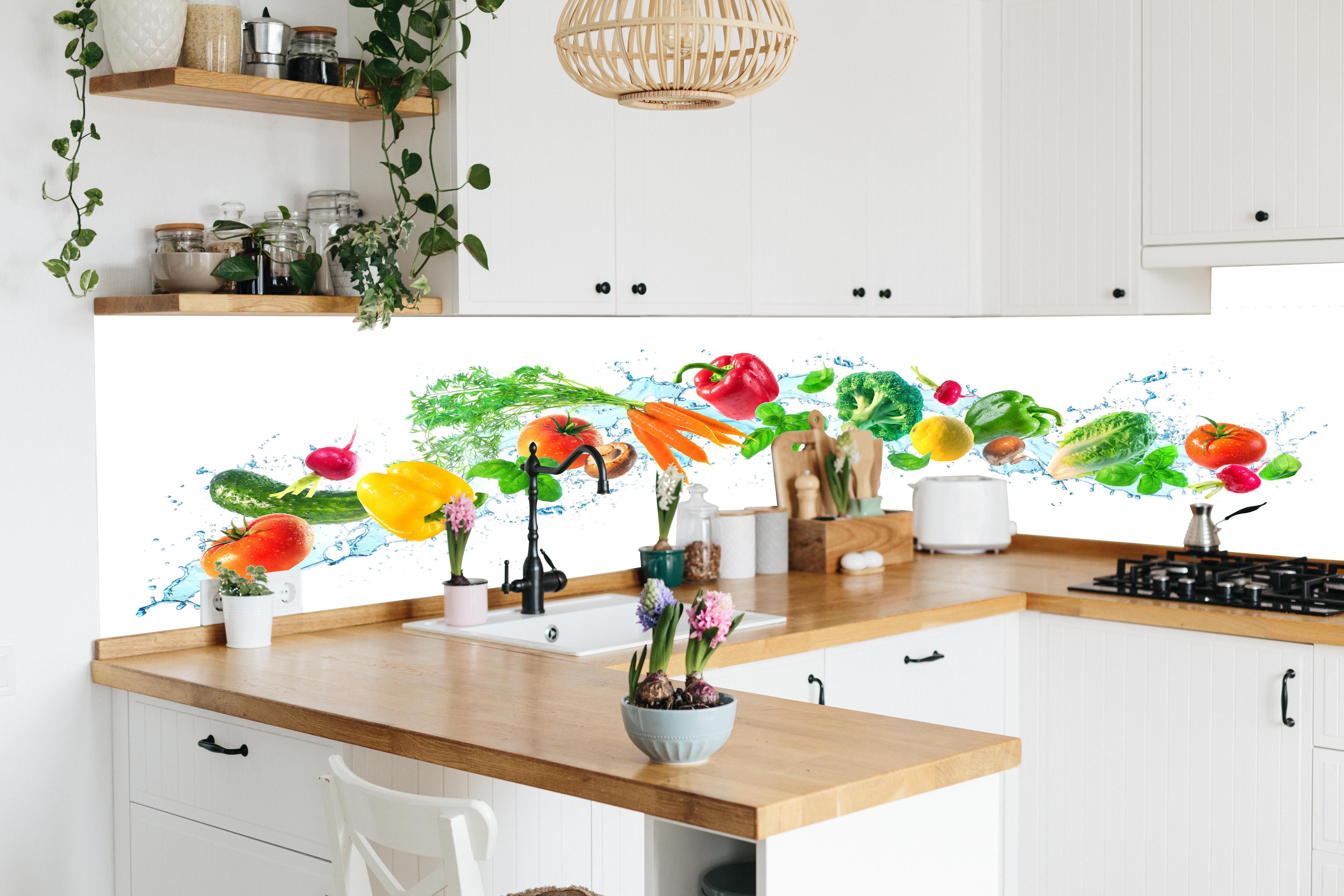 Küche - Bunte Gemüse- und Kräuterkomposition in lebendiger Küche mit bunten Blumen