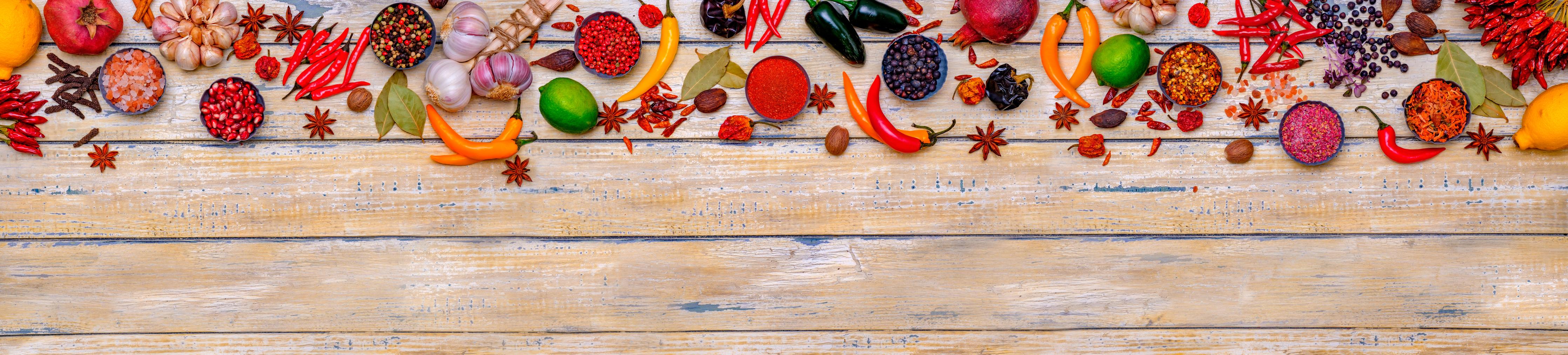 Küchenrückwand-Bunte Gewürze & Kräuter auf Holz