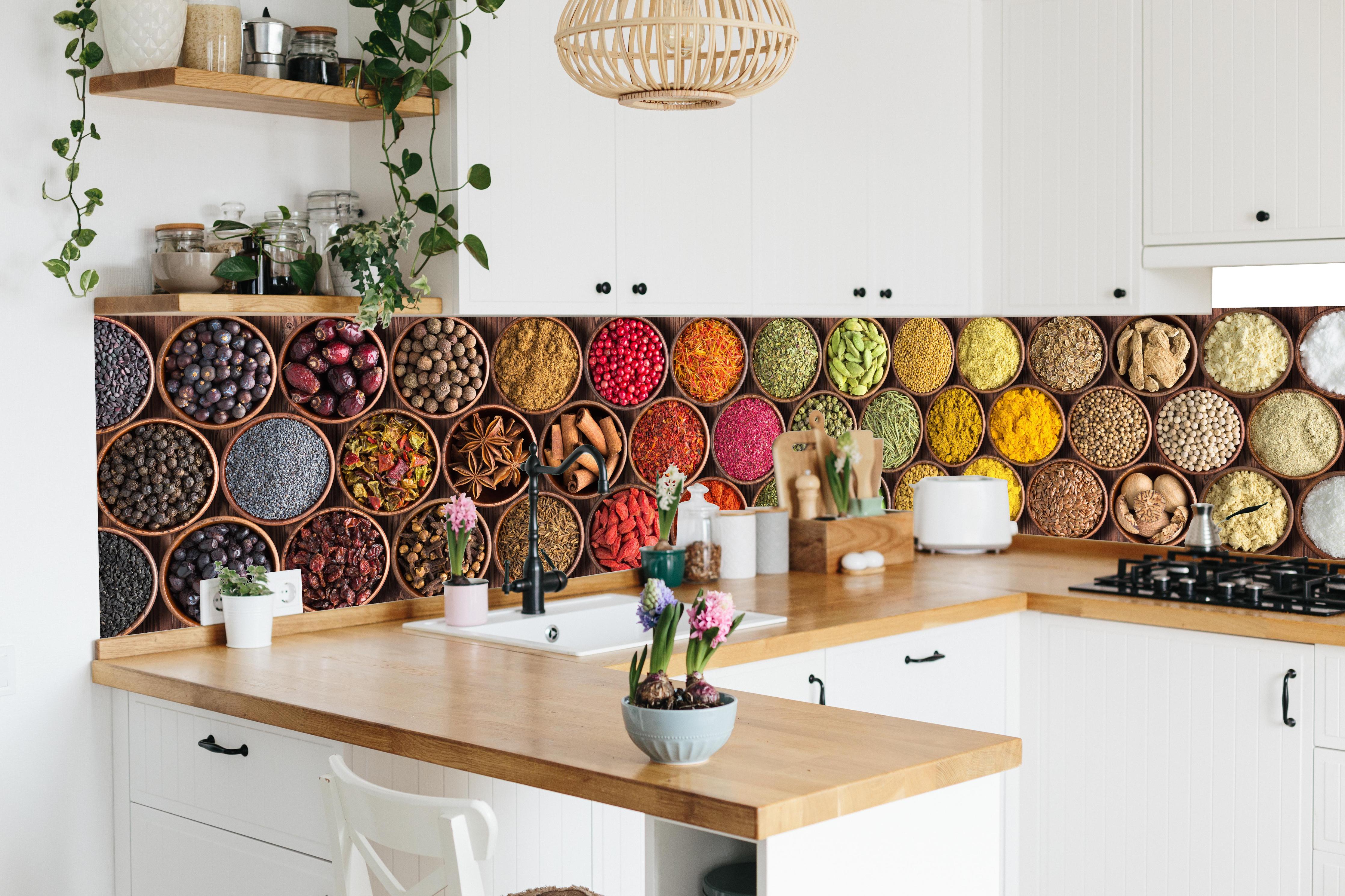 Küche - Bunte Gewürzschalen in lebendiger Küche mit bunten Blumen