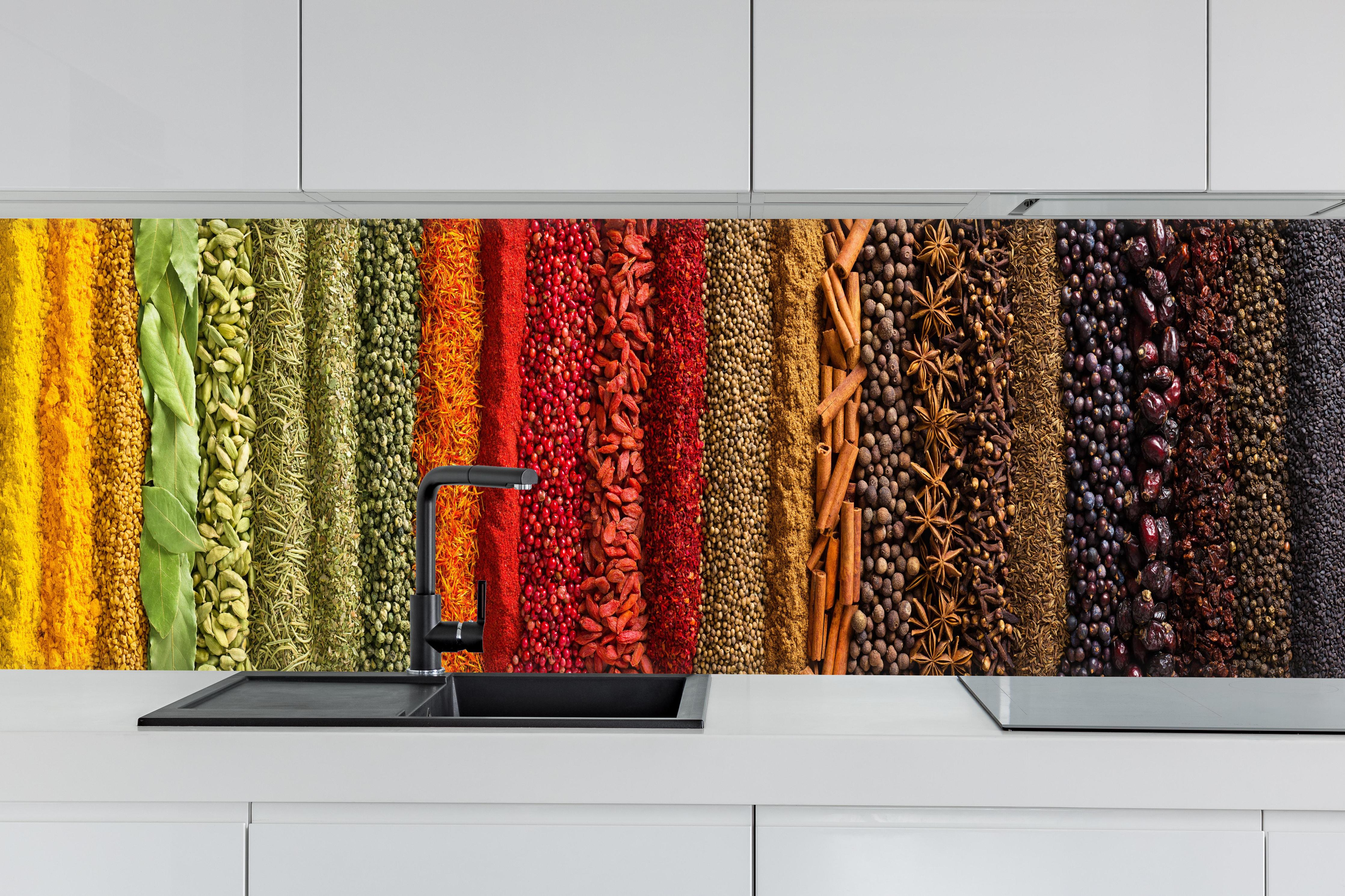 Küche - Bunte Gewürzstreifen hinter weißen Hochglanz-Küchenregalen und schwarzem Wasserhahn
