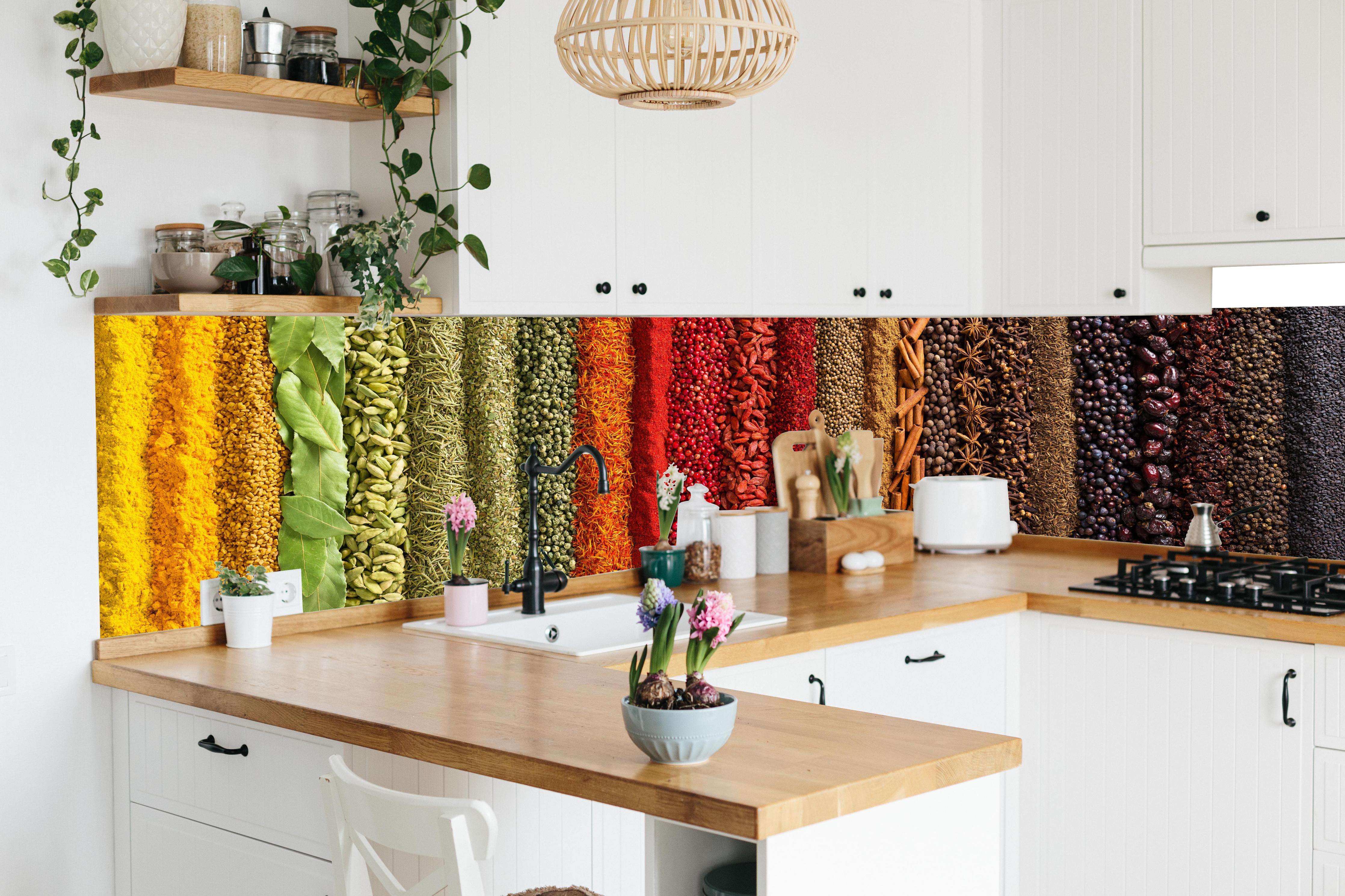 Küche - Bunte Gewürzstreifen in lebendiger Küche mit bunten Blumen