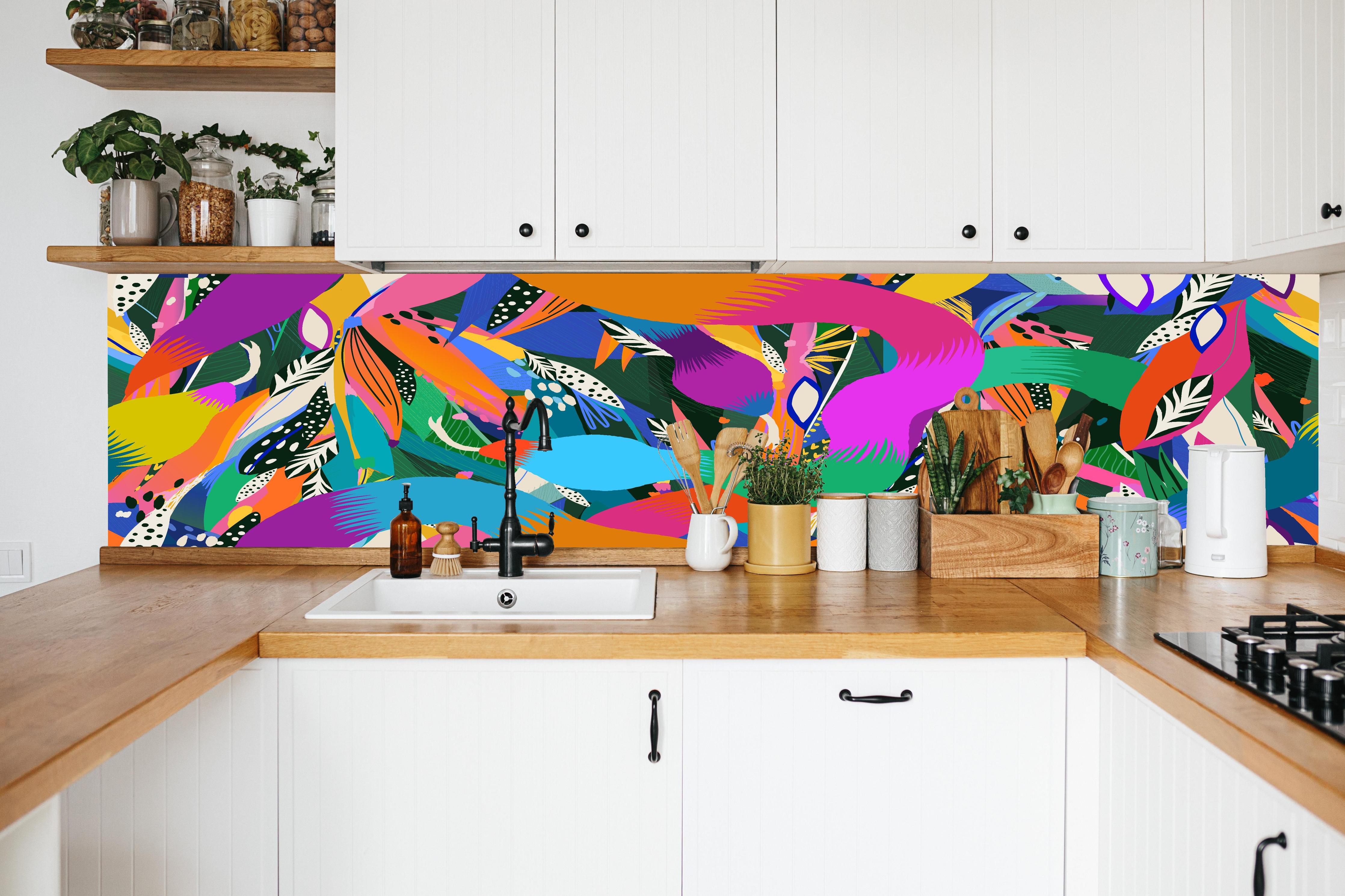 Küche - Bunte Tropische Schlangen-Illustration in weißer Küche hinter Gewürzen und Kochlöffeln aus Holz