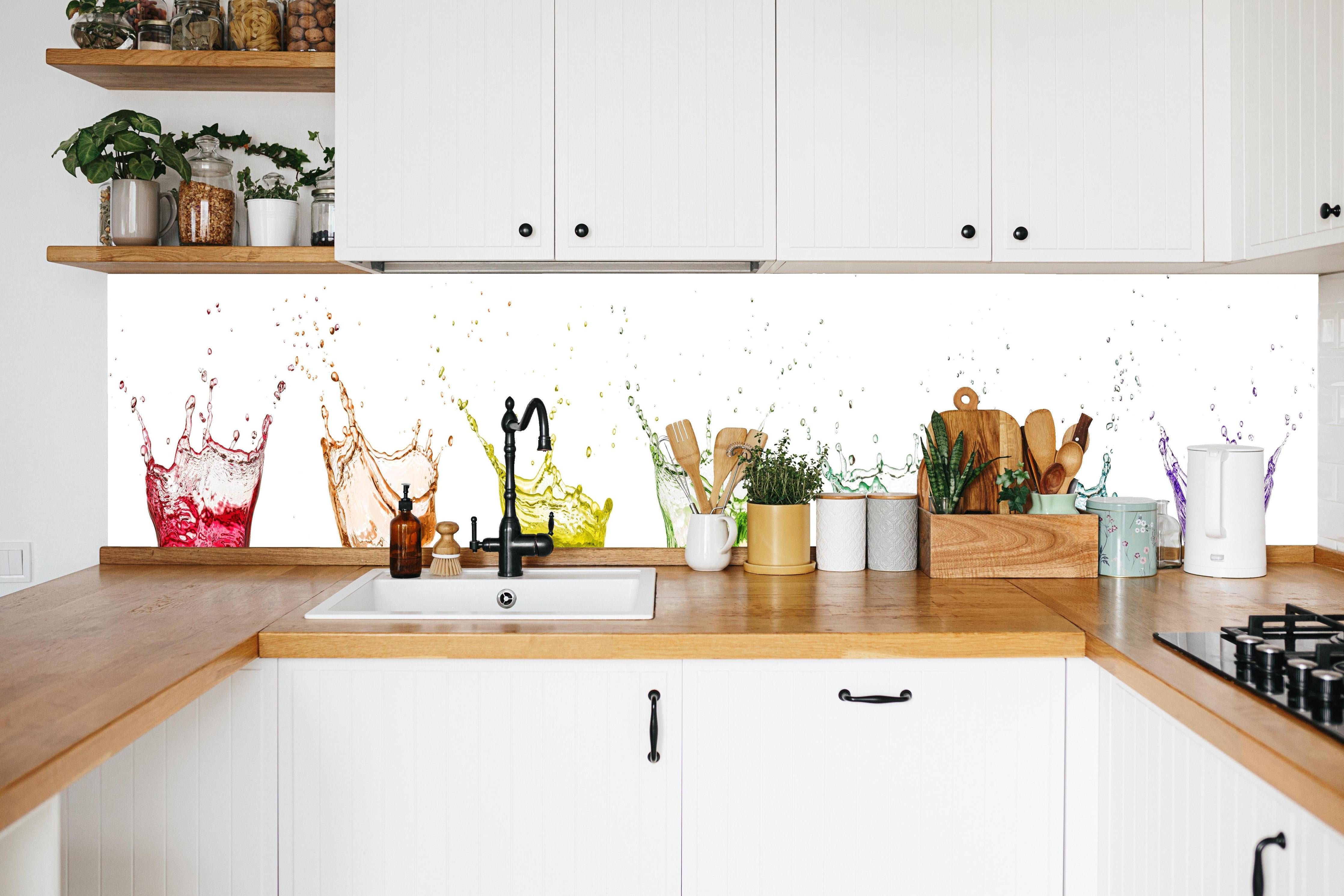 Küche - Bunte Wasserspritzer in weißer Küche hinter Gewürzen und Kochlöffeln aus Holz