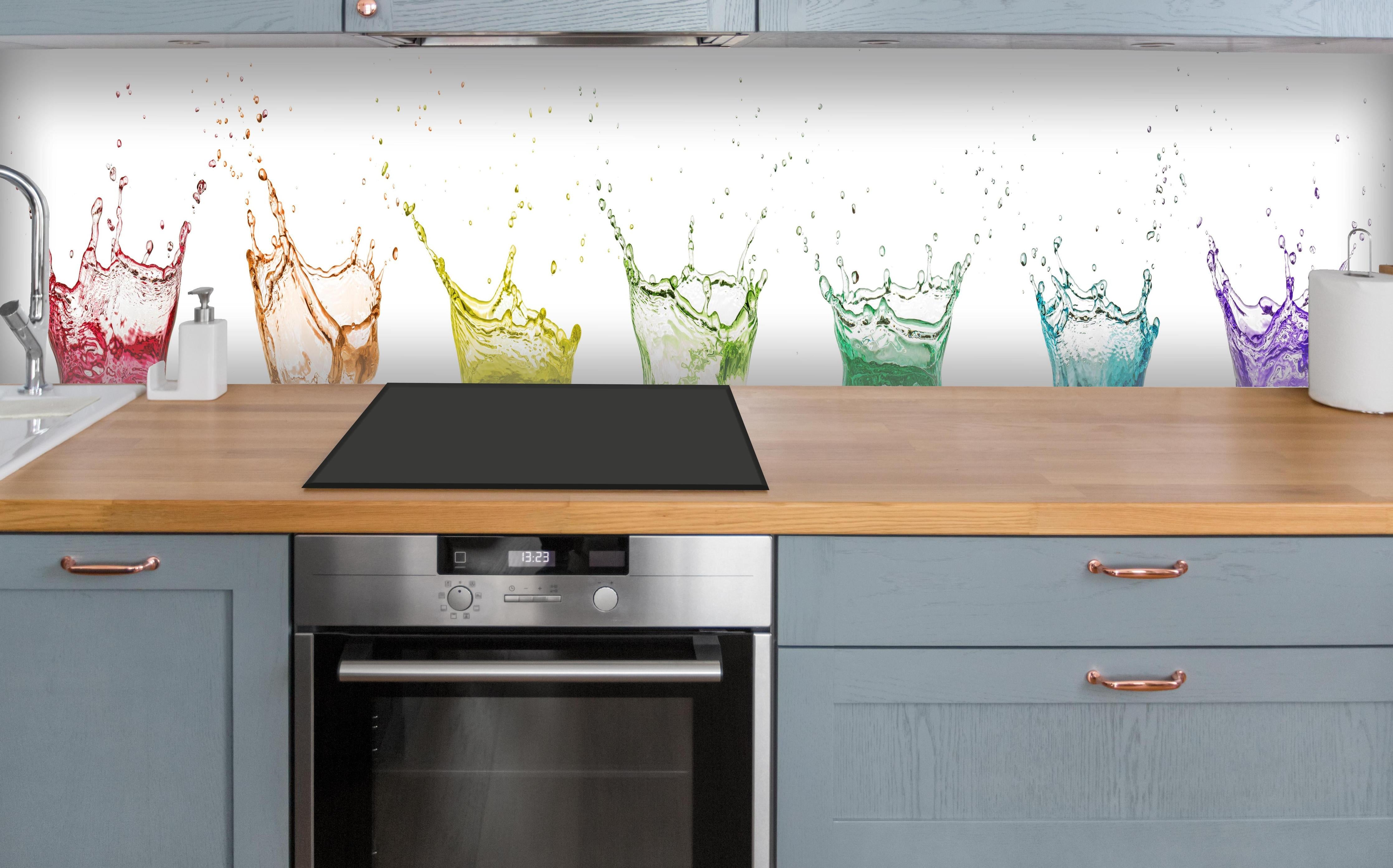 Küche - Bunte Wasserspritzer über polierter Holzarbeitsplatte mit Cerankochfeld