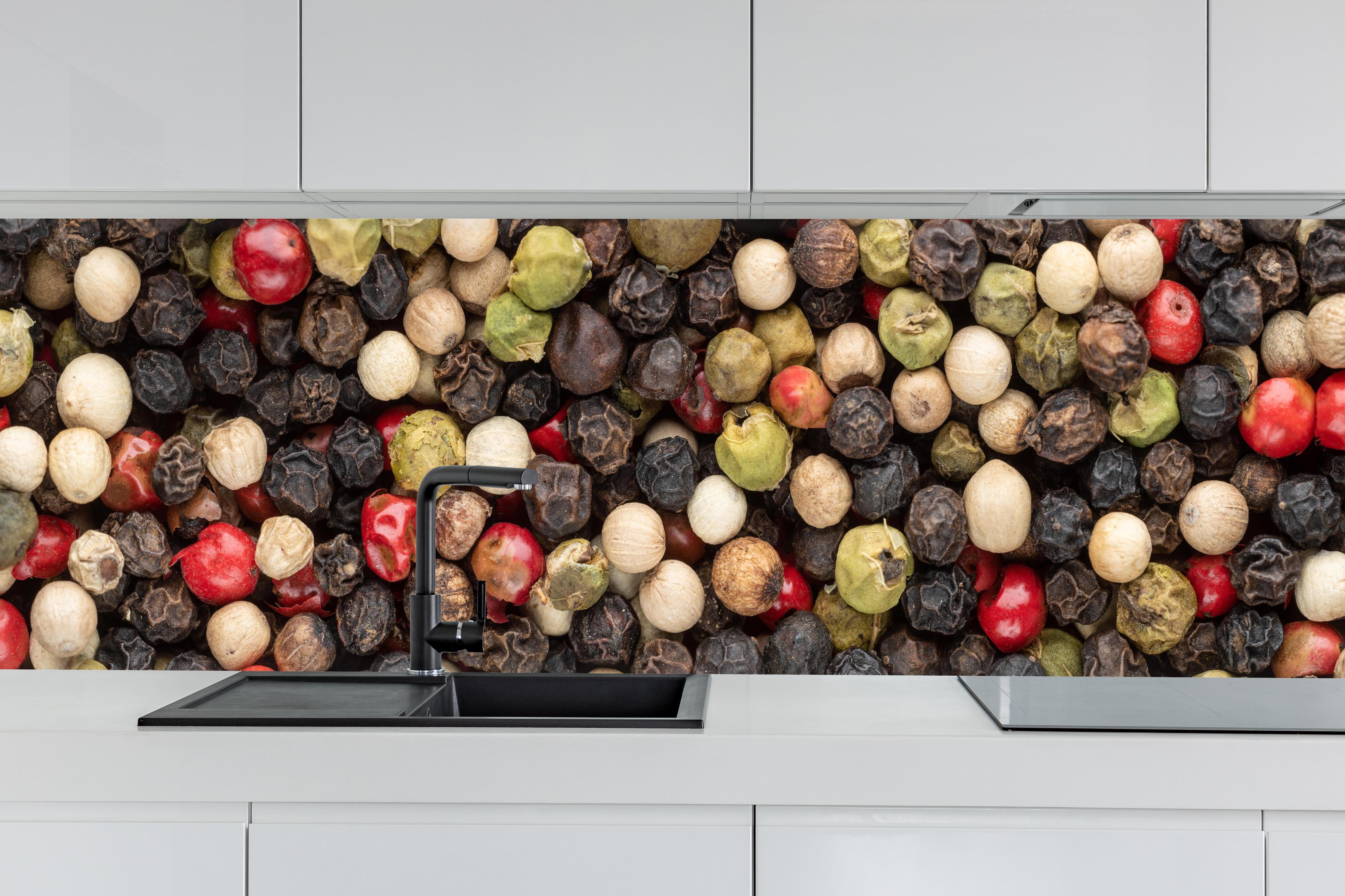 Küche - Bunter Pfeffer Textur hinter weißen Hochglanz-Küchenregalen und schwarzem Wasserhahn