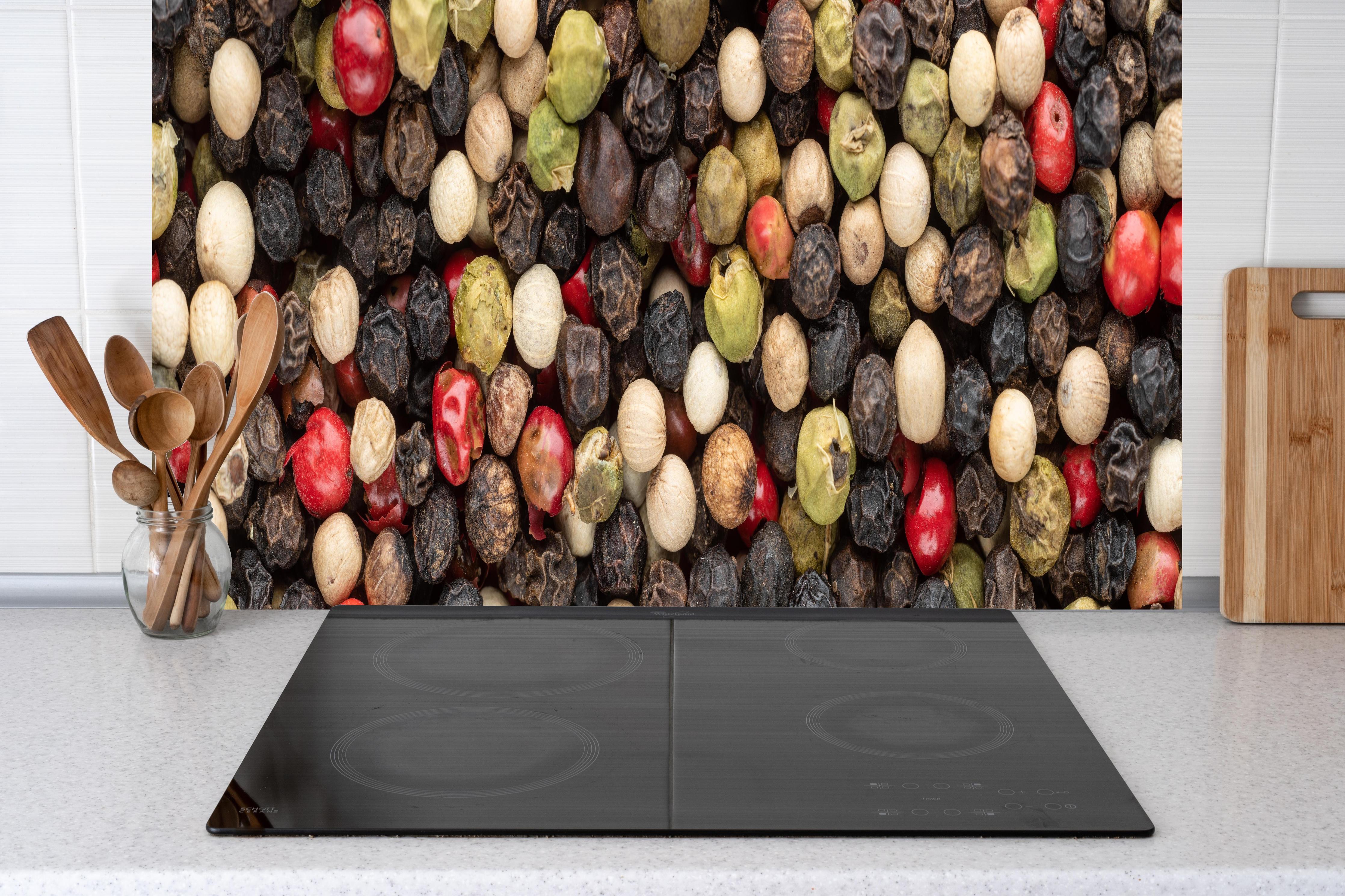 Küche - Bunter Pfeffer Textur hinter Cerankochfeld und Holz-Kochutensilien