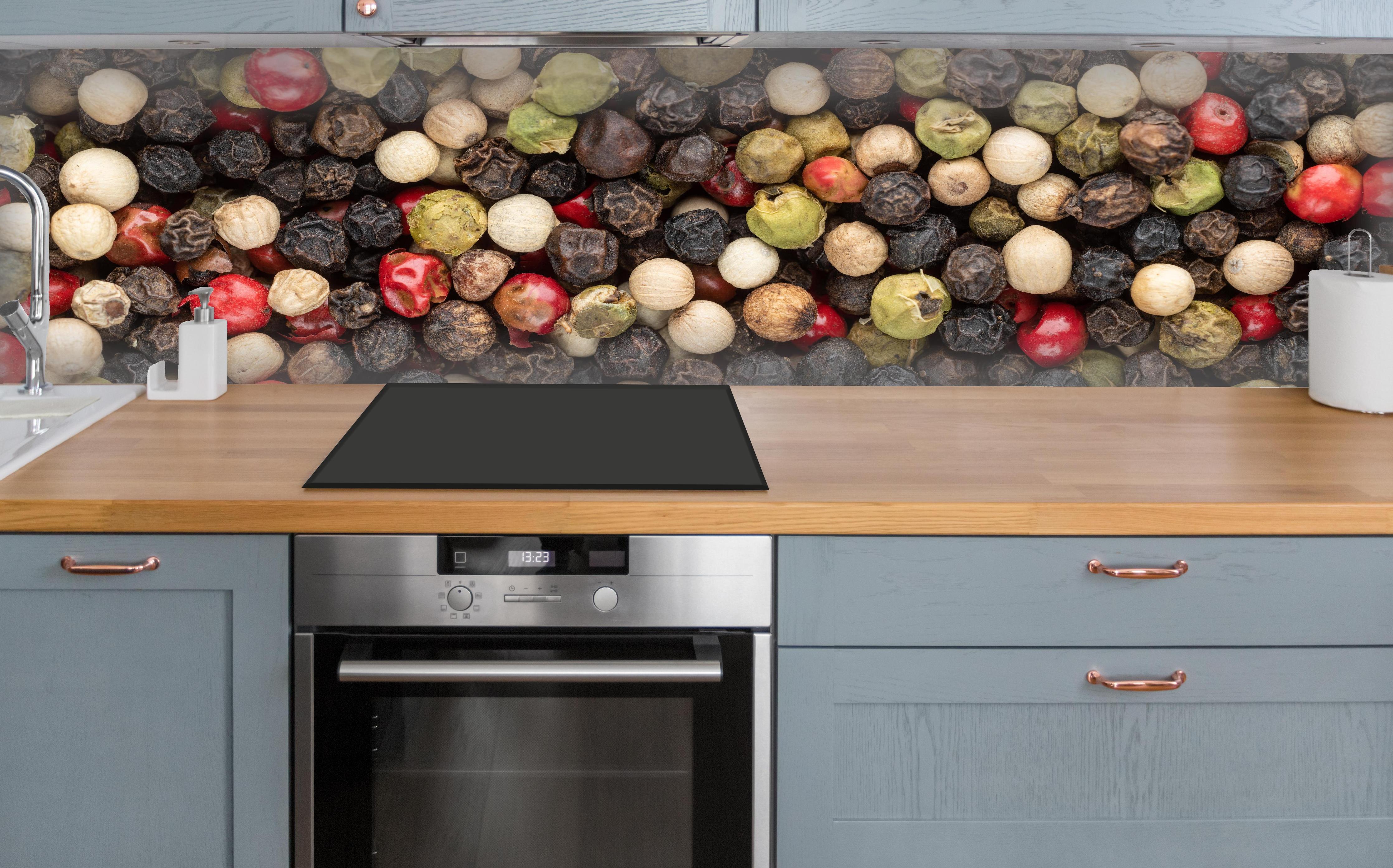 Küche - Bunter Pfeffer Textur über polierter Holzarbeitsplatte mit Cerankochfeld