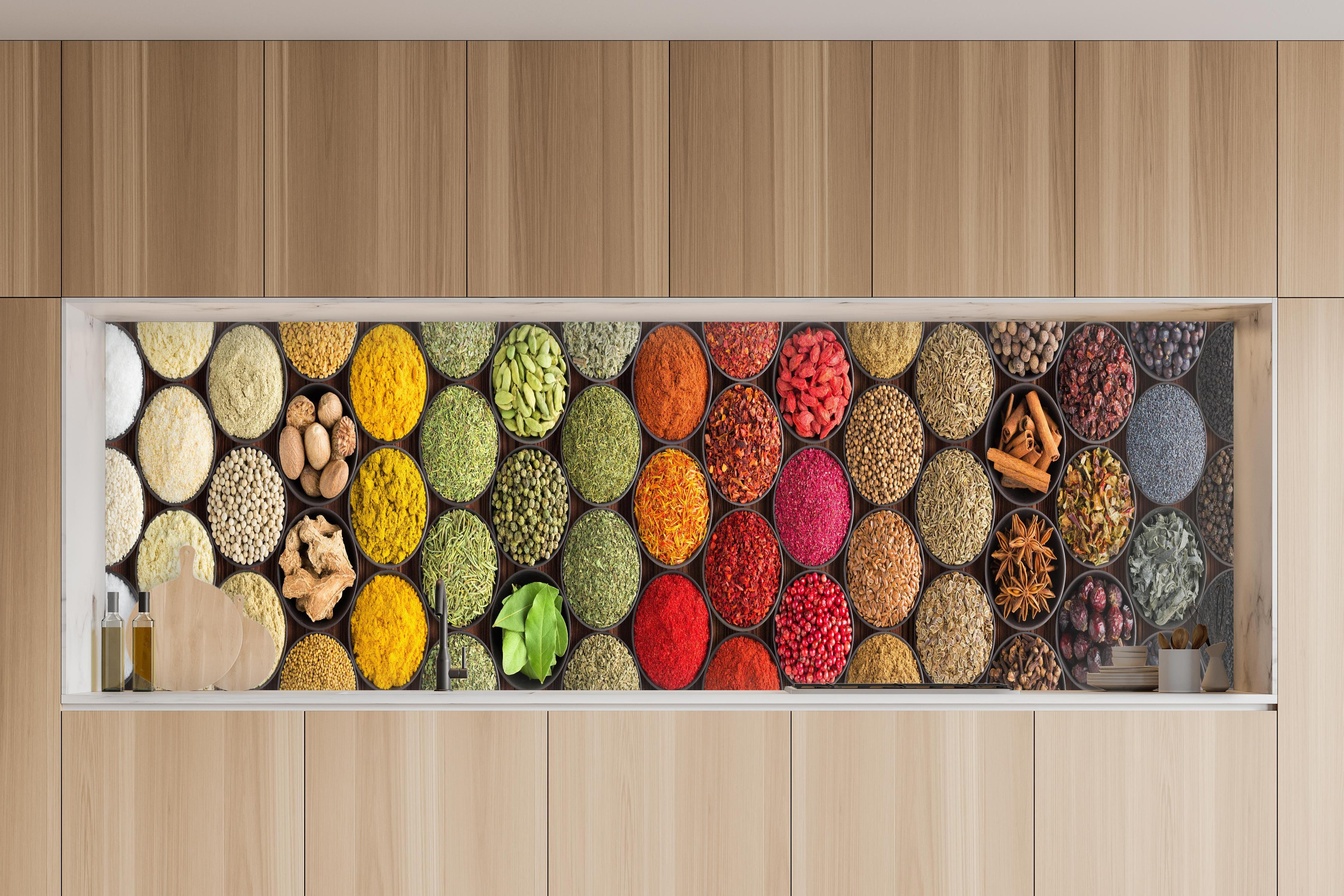 Küche - Buntes Gewürz-Mosaik in charakteristischer Vollholz-Küche mit modernem Gasherd