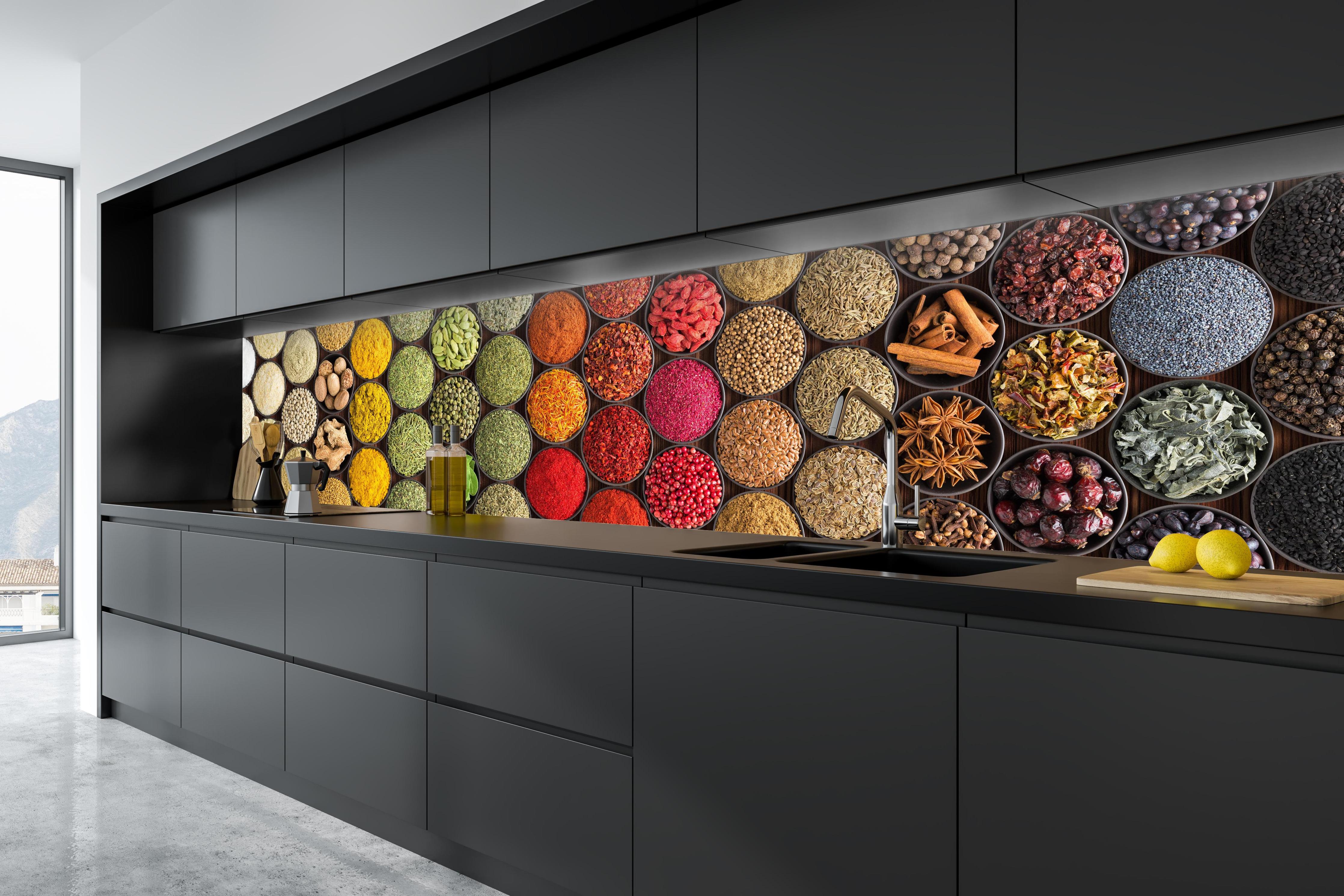 Küche - Buntes Gewürz-Mosaik in tiefschwarzer matt-premium Einbauküche