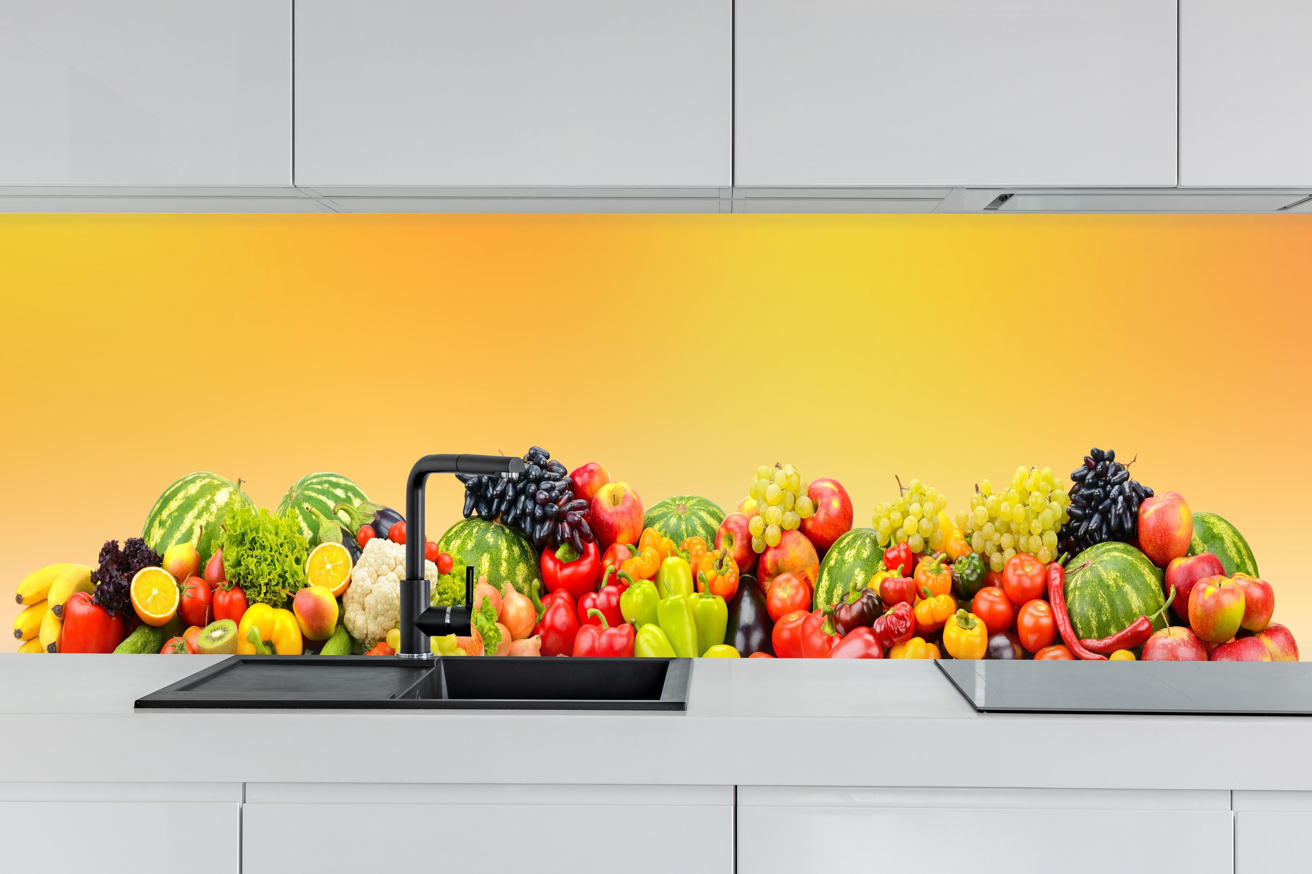 Küche - Buntes Obst & Gemüse-Stillleben hinter weißen Hochglanz-Küchenregalen und schwarzem Wasserhahn