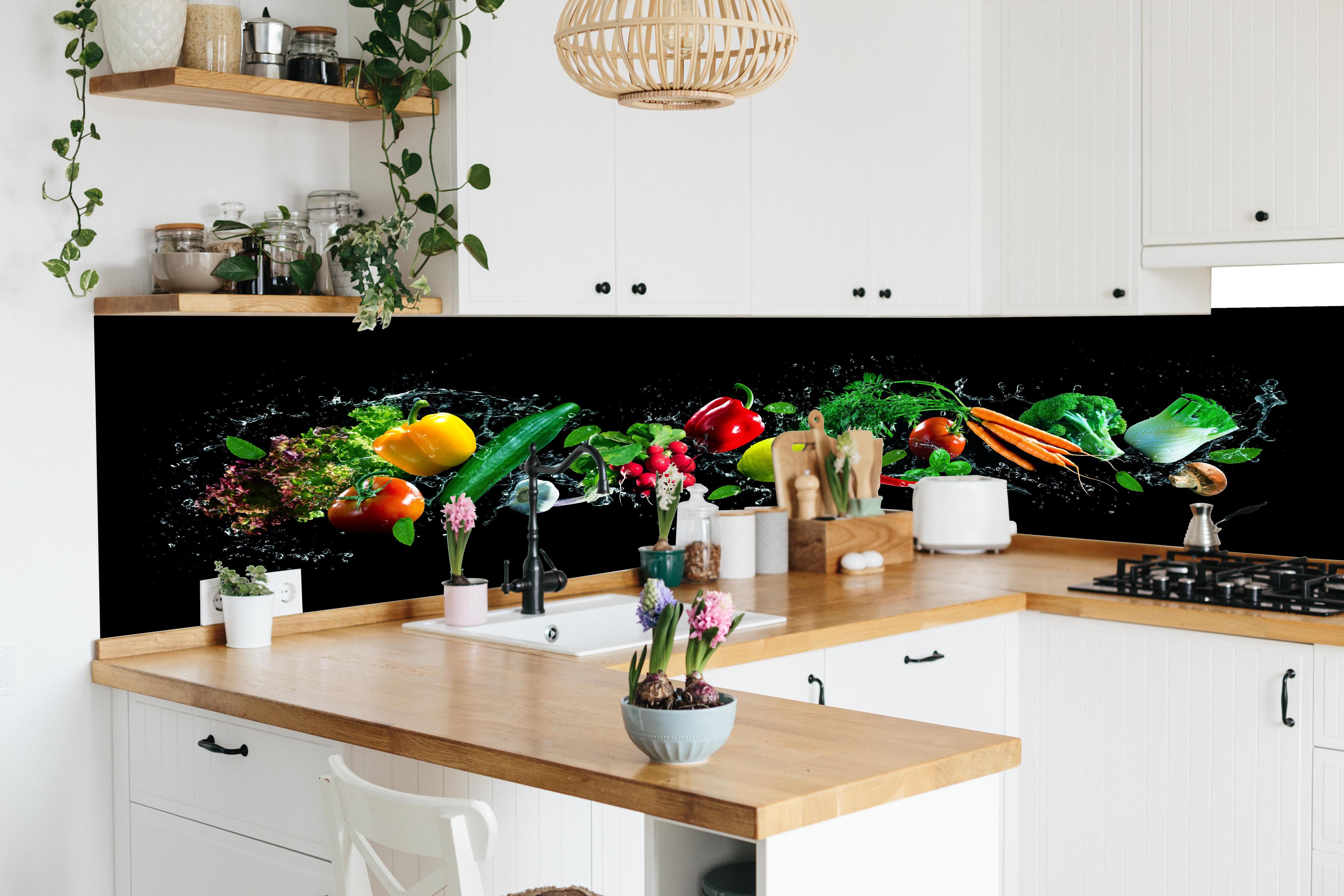 Küche - Buntes Obst auf schwarzem Hintergrund in lebendiger Küche mit bunten Blumen