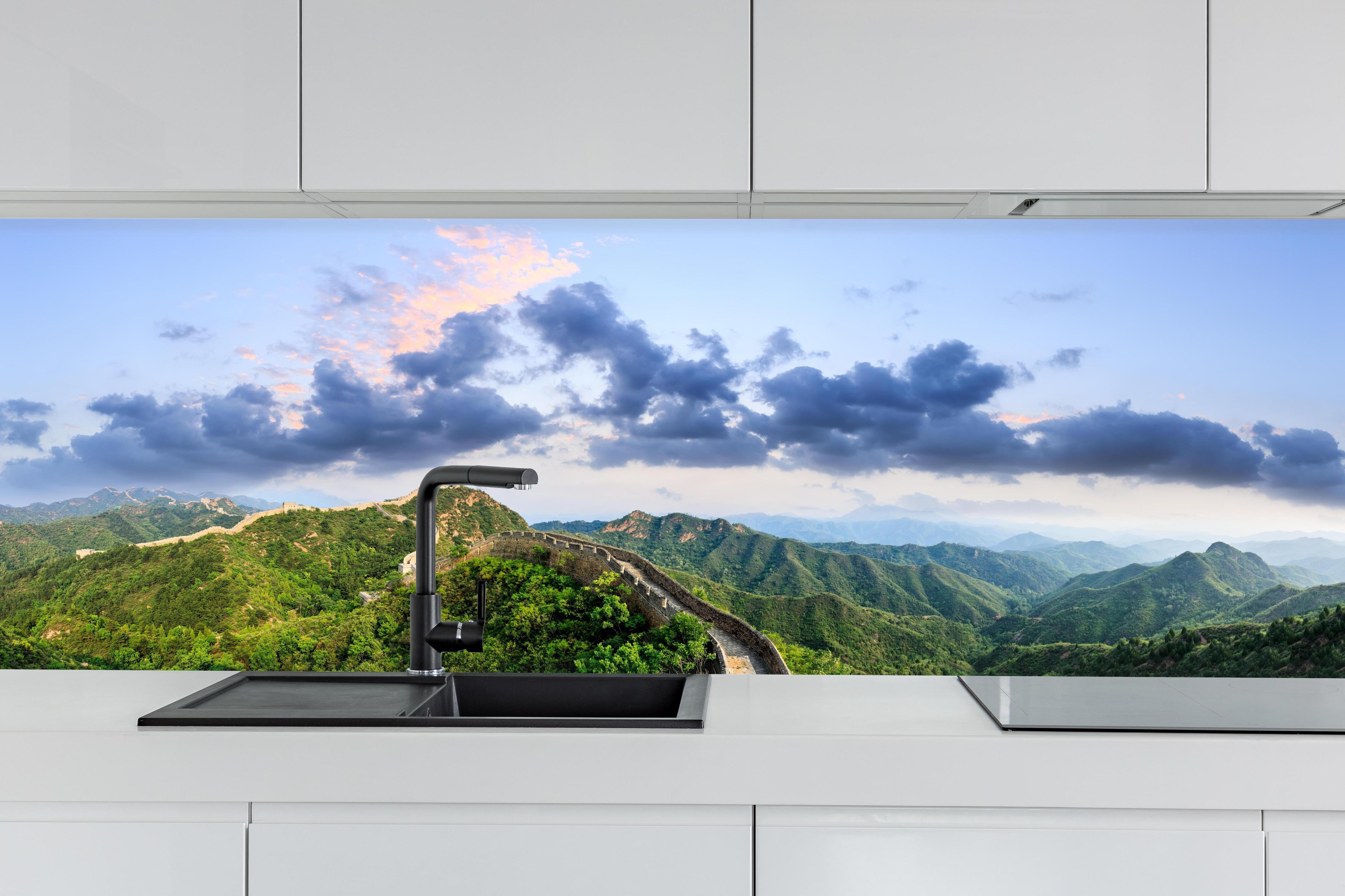 Küche - Chinesische Mauer Panorama Grün-Blau hinter weißen Hochglanz-Küchenregalen und schwarzem Wasserhahn