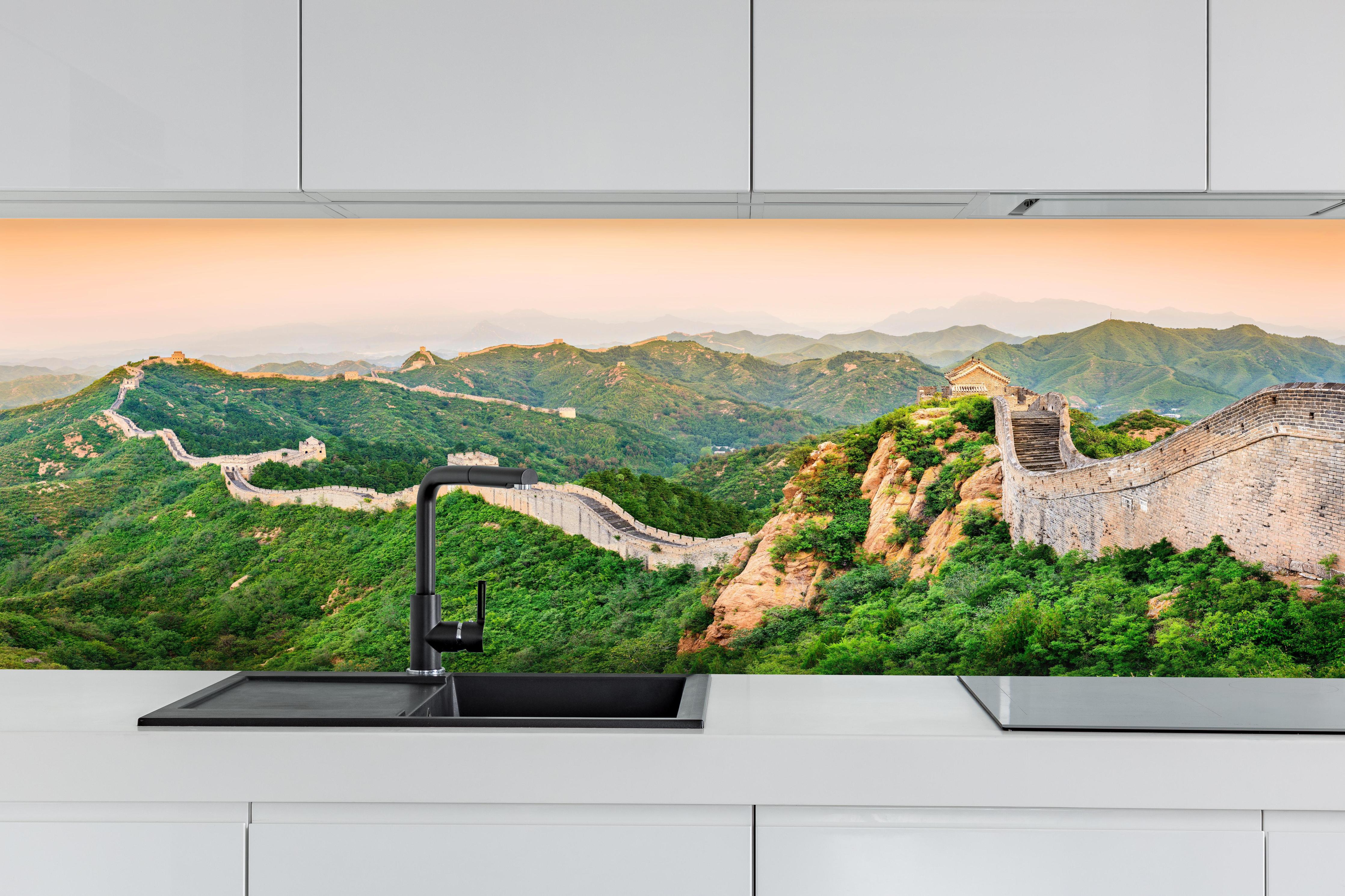 Küche - Chinesische Mauer Panorama Grün-Orange hinter weißen Hochglanz-Küchenregalen und schwarzem Wasserhahn