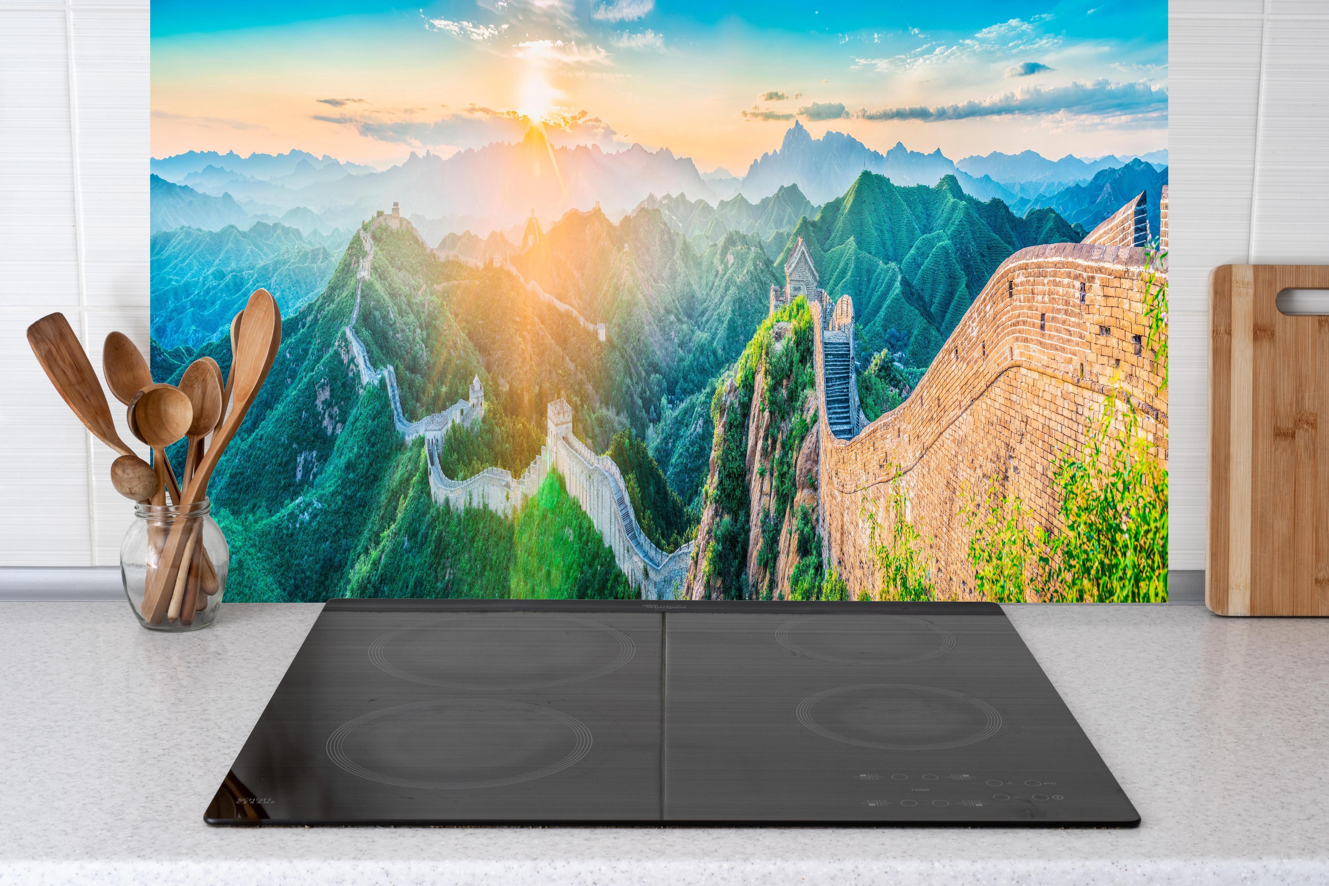 Küche - Chinesische Mauer Panorama Sonnenaufgang hinter Cerankochfeld und Holz-Kochutensilien