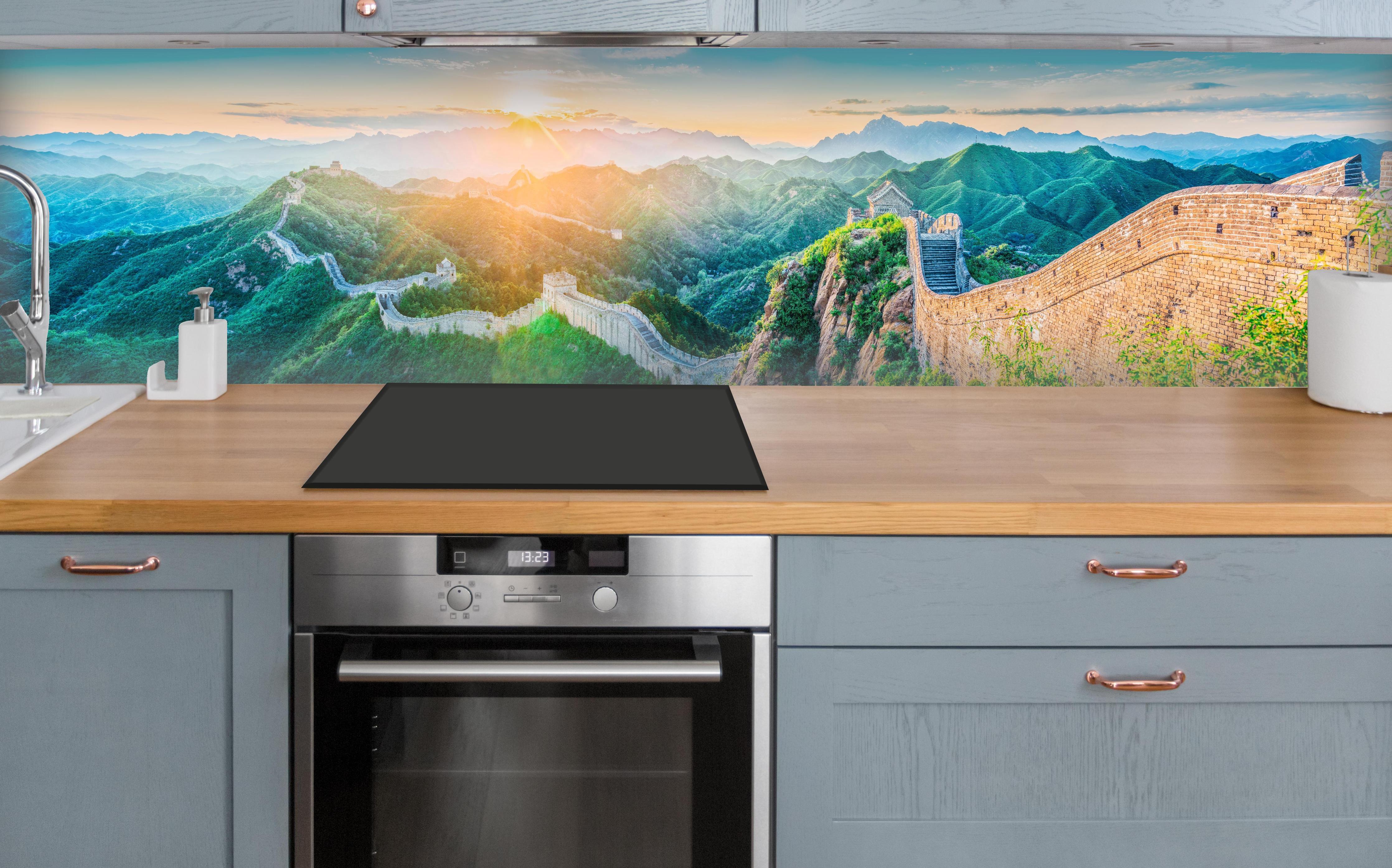 Küche - Chinesische Mauer Panorama Sonnenaufgang über polierter Holzarbeitsplatte mit Cerankochfeld