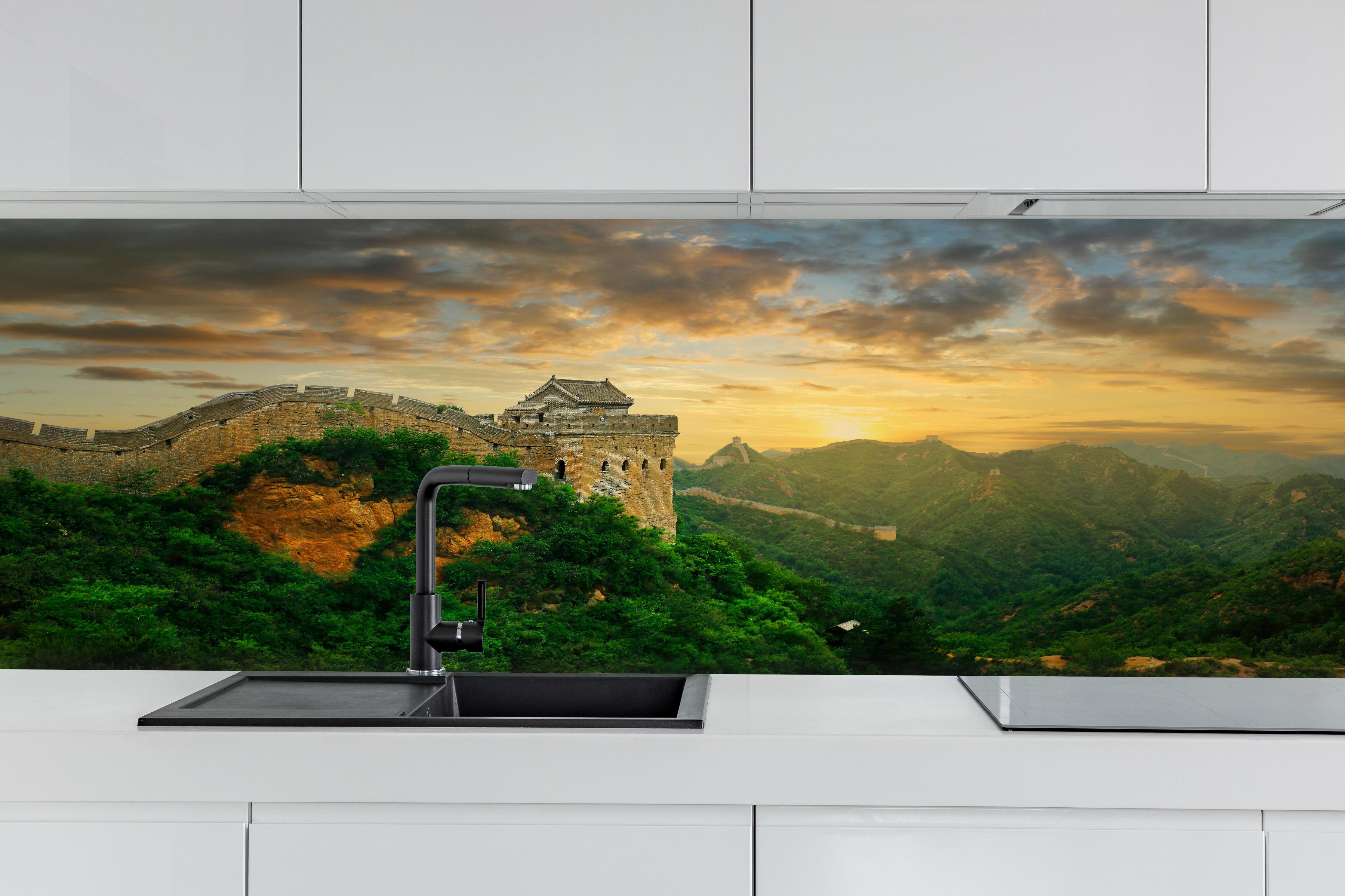 Küche - Chinesische Mauer Zeitlose Schönheit im Abendlicht hinter weißen Hochglanz-Küchenregalen und schwarzem Wasserhahn