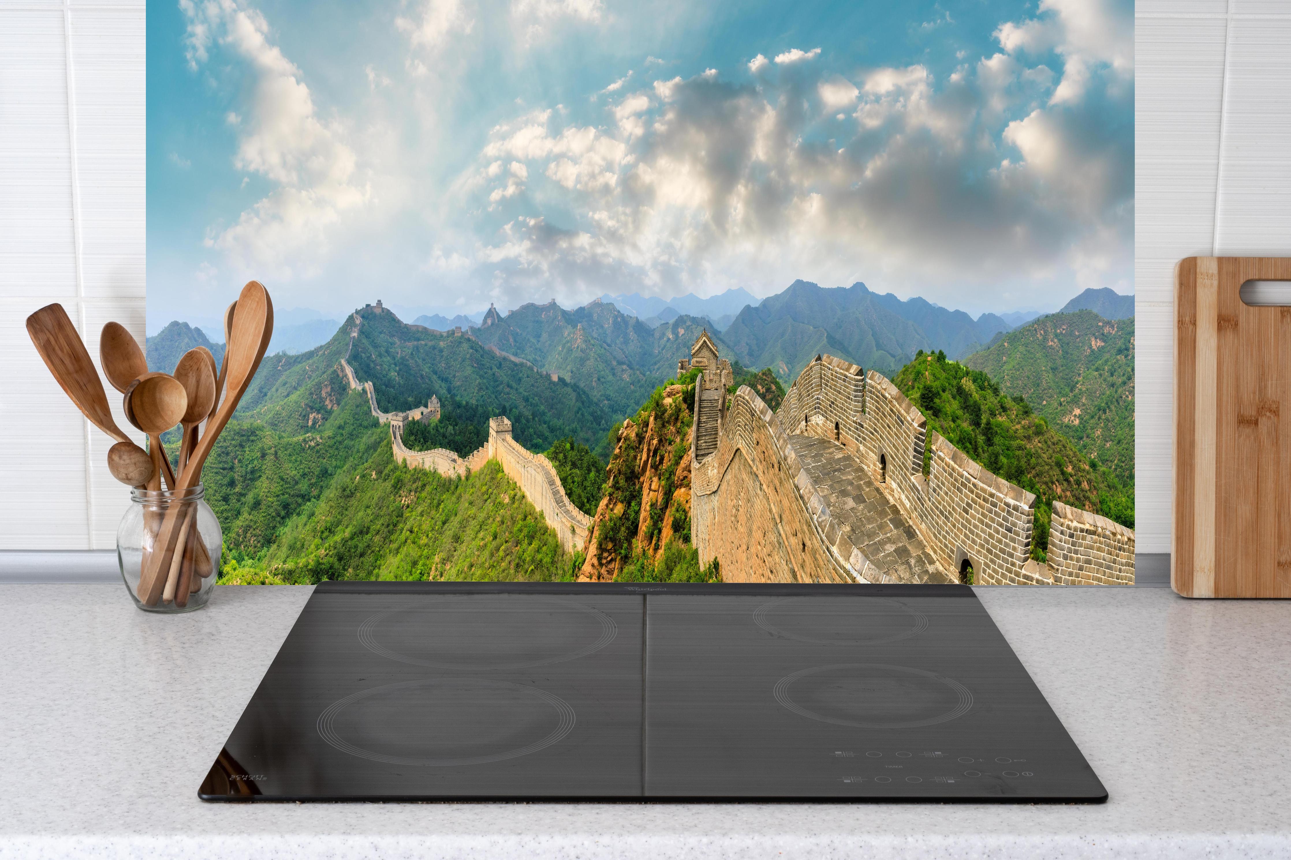 Küche - Chinesische Mauer im Farbenspiel von Himmel und Natur hinter Cerankochfeld und Holz-Kochutensilien