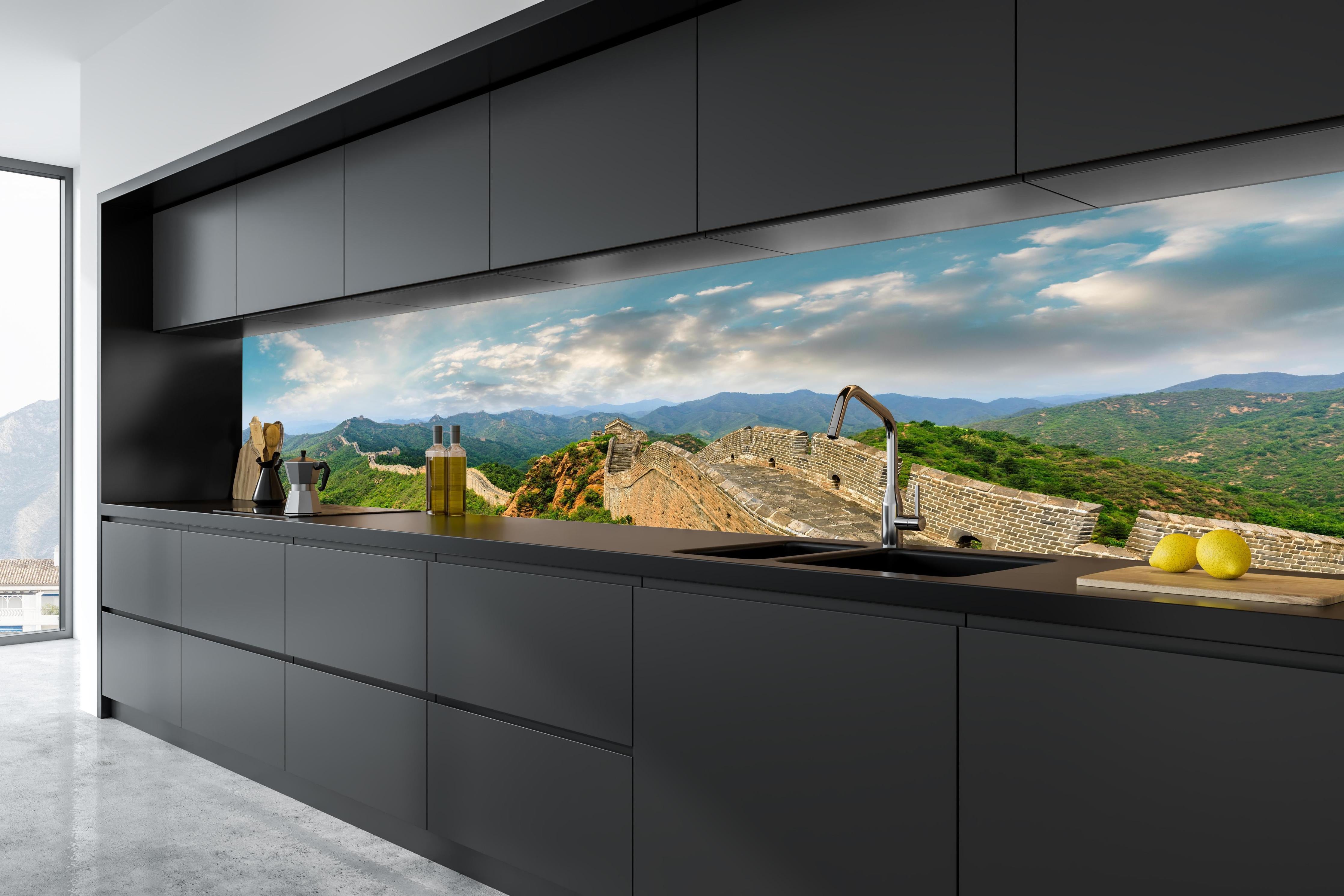 Küche - Chinesische Mauer im Farbenspiel von Himmel und Natur in tiefschwarzer matt-premium Einbauküche