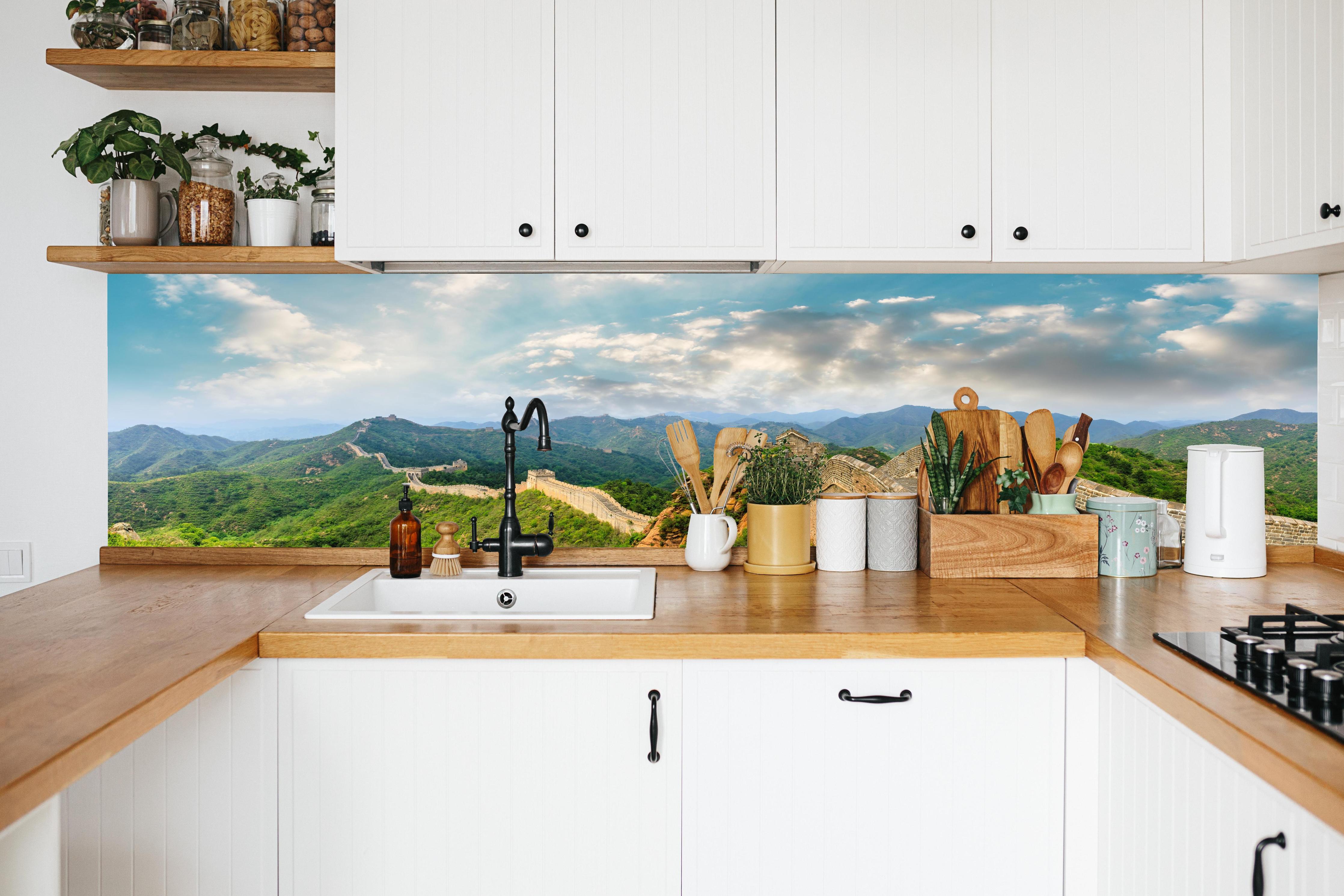 Küche - Chinesische Mauer im Farbenspiel von Himmel und Natur in weißer Küche hinter Gewürzen und Kochlöffeln aus Holz