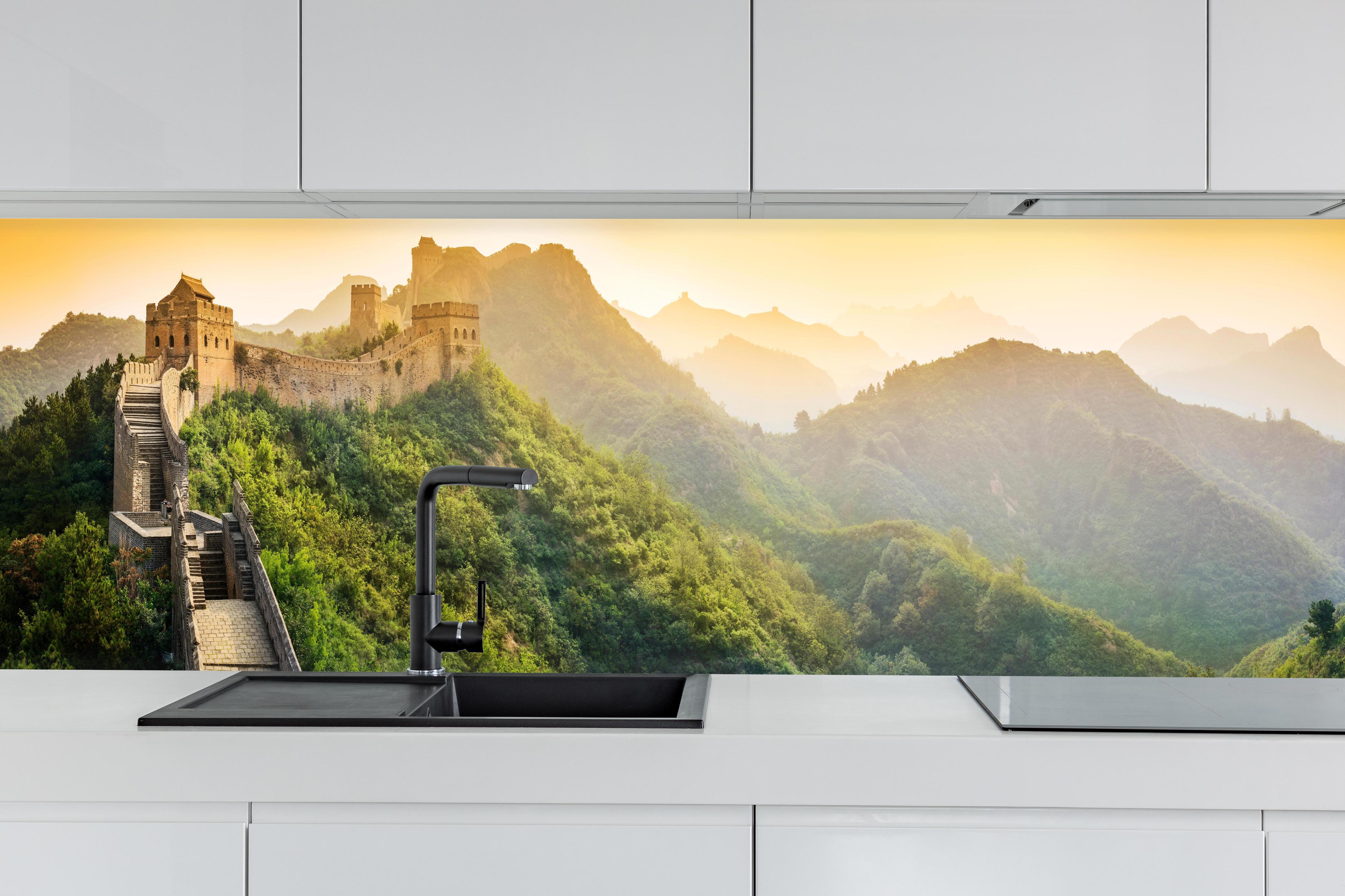 Küche - Chinesische Mauer im Morgenlicht hinter weißen Hochglanz-Küchenregalen und schwarzem Wasserhahn
