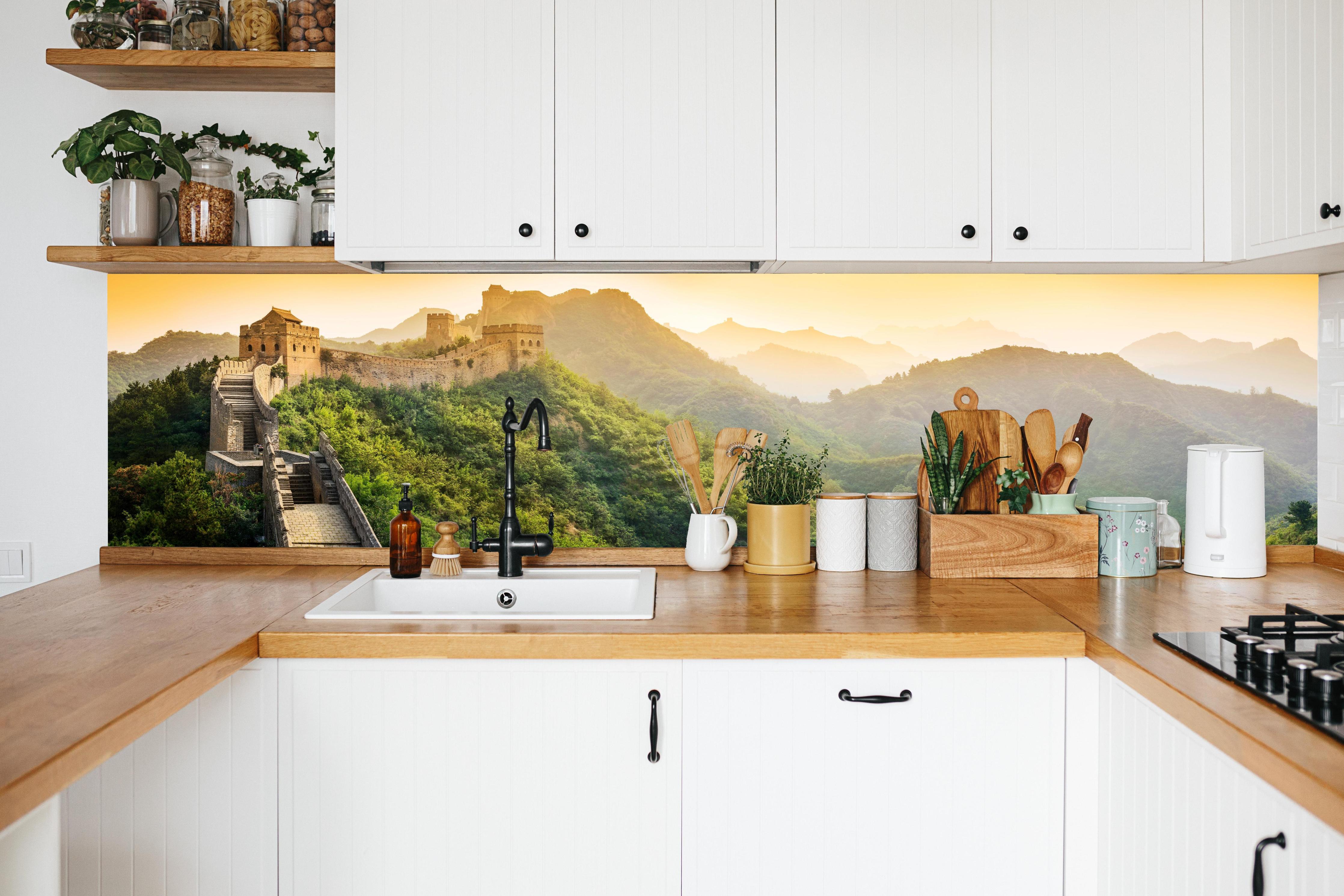 Küche - Chinesische Mauer im Morgenlicht in weißer Küche hinter Gewürzen und Kochlöffeln aus Holz