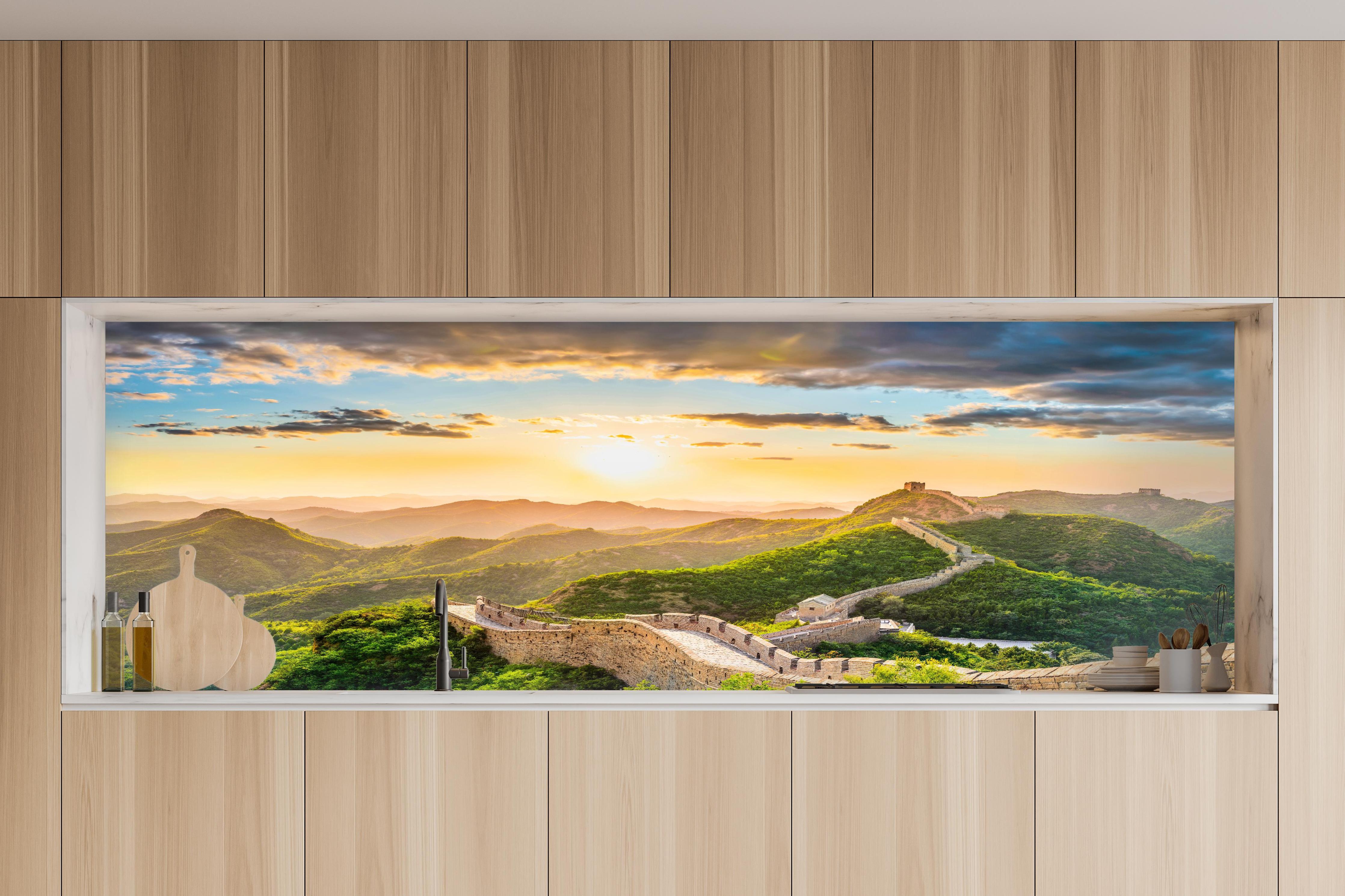 Küche - Chinesische Mauer im Sonnenuntergang in charakteristischer Vollholz-Küche mit modernem Gasherd