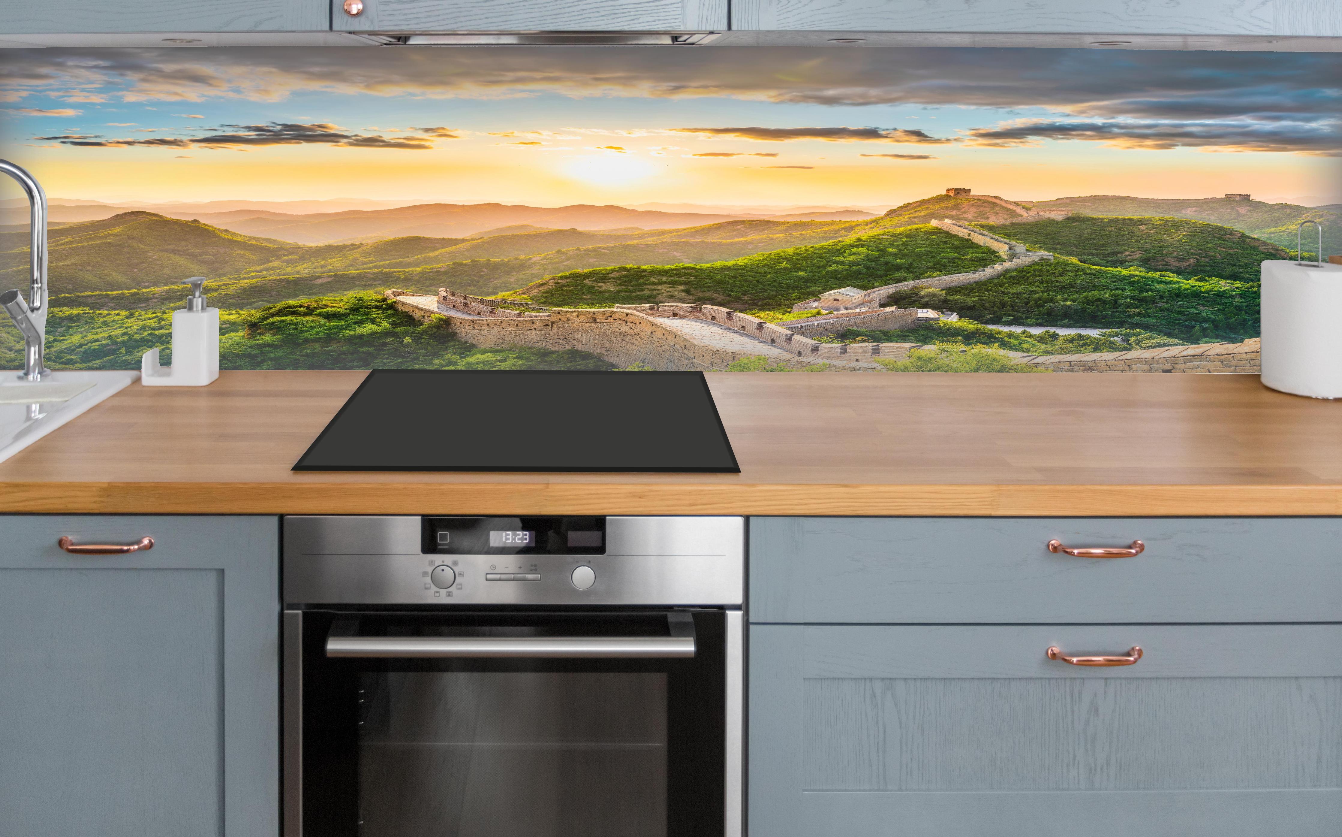 Küche - Chinesische Mauer im Sonnenuntergang über polierter Holzarbeitsplatte mit Cerankochfeld