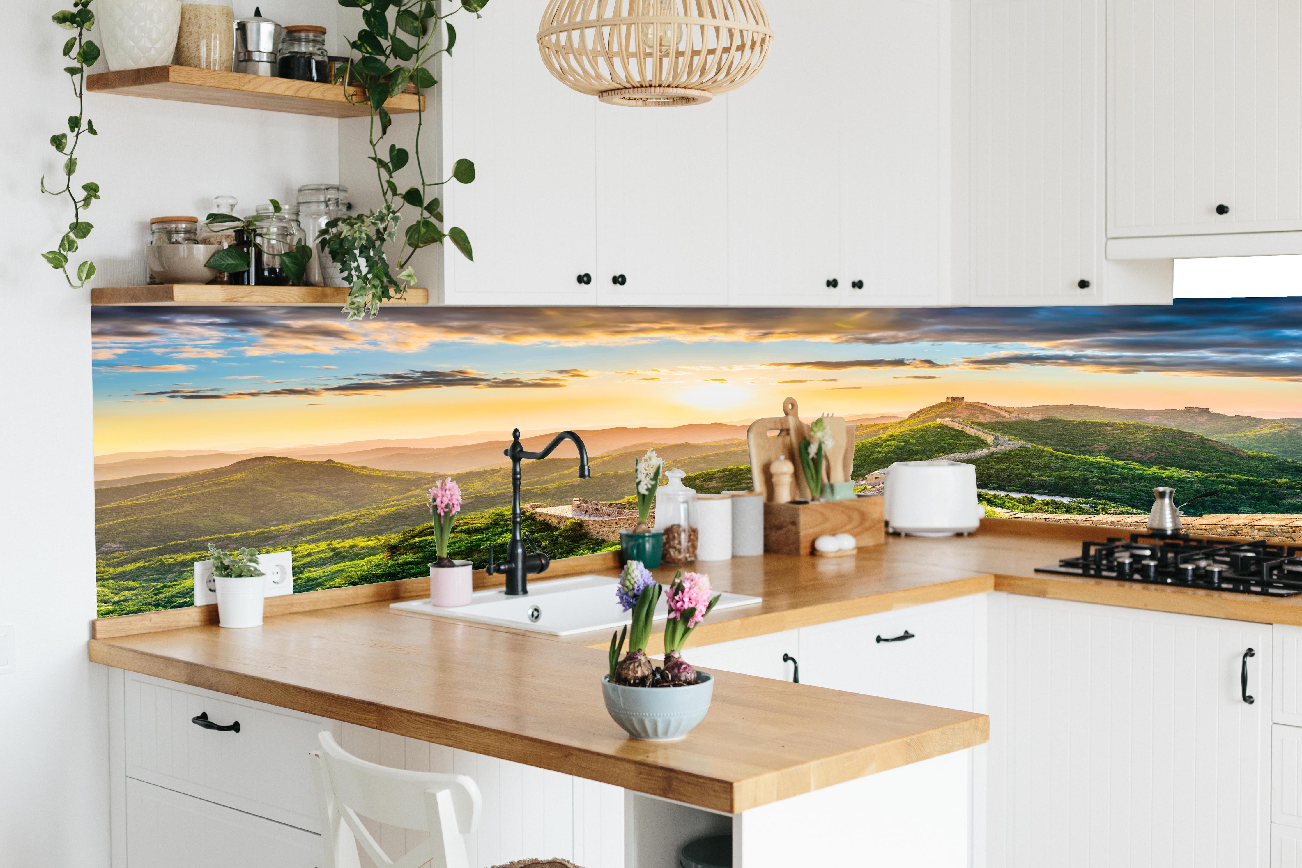 Küche - Chinesische Mauer im Sonnenuntergang in lebendiger Küche mit bunten Blumen