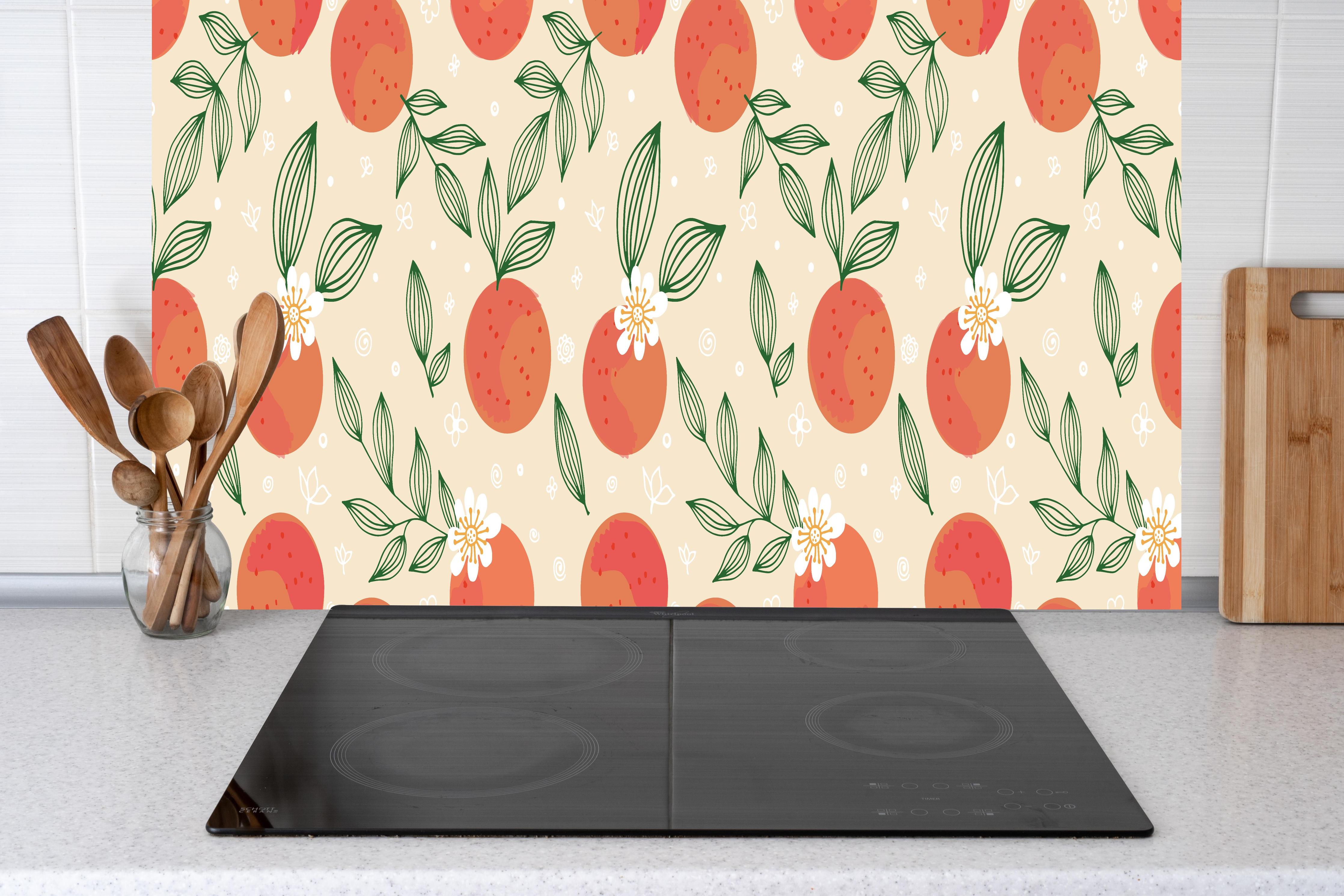 Küche - Citrus Orange Muster Beige hinter Cerankochfeld und Holz-Kochutensilien