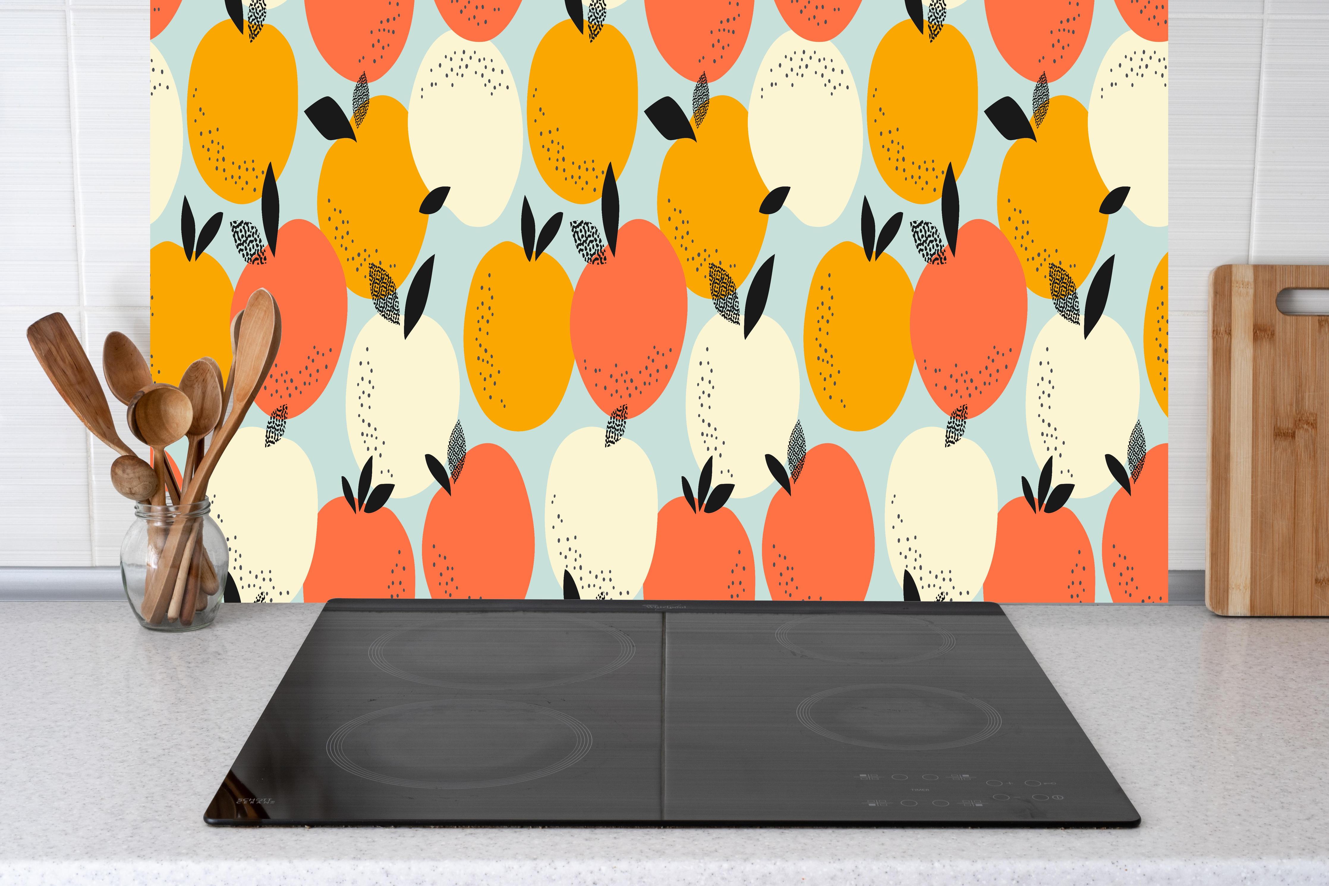 Küche - Citrus Orange Pattern hinter Cerankochfeld und Holz-Kochutensilien