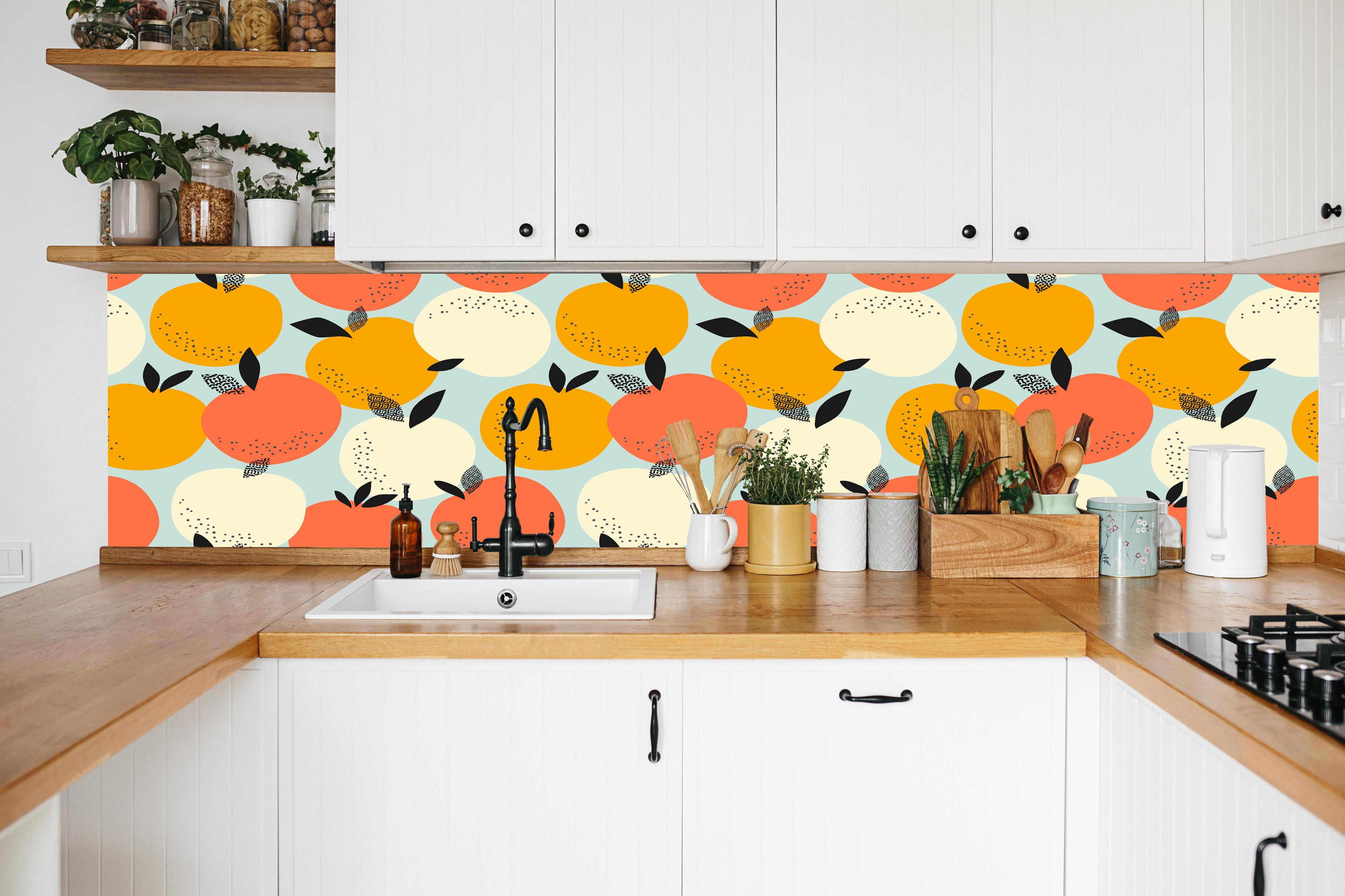 Küche - Citrus Orange Pattern in weißer Küche hinter Gewürzen und Kochlöffeln aus Holz