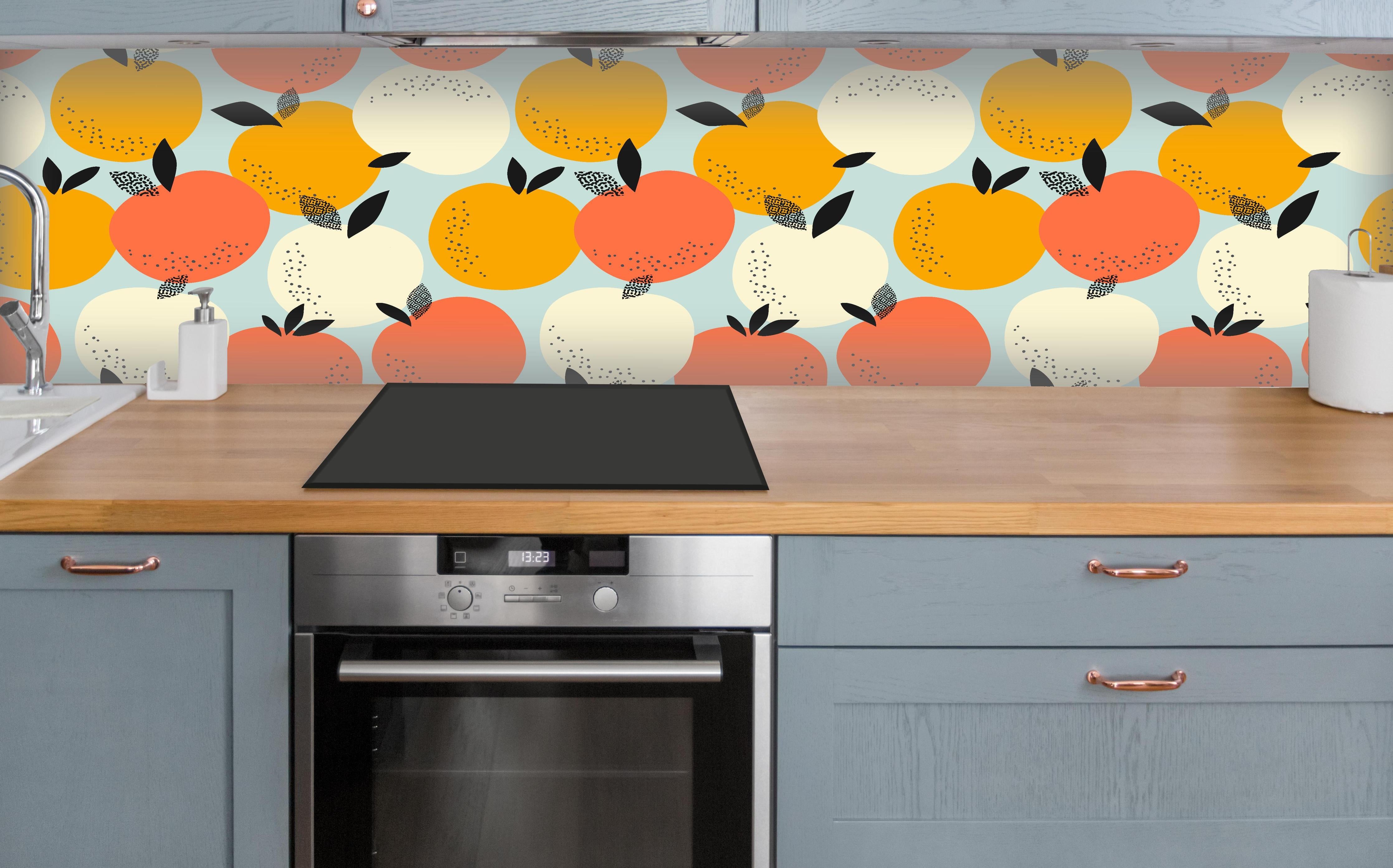 Küche - Citrus Orange Pattern über polierter Holzarbeitsplatte mit Cerankochfeld