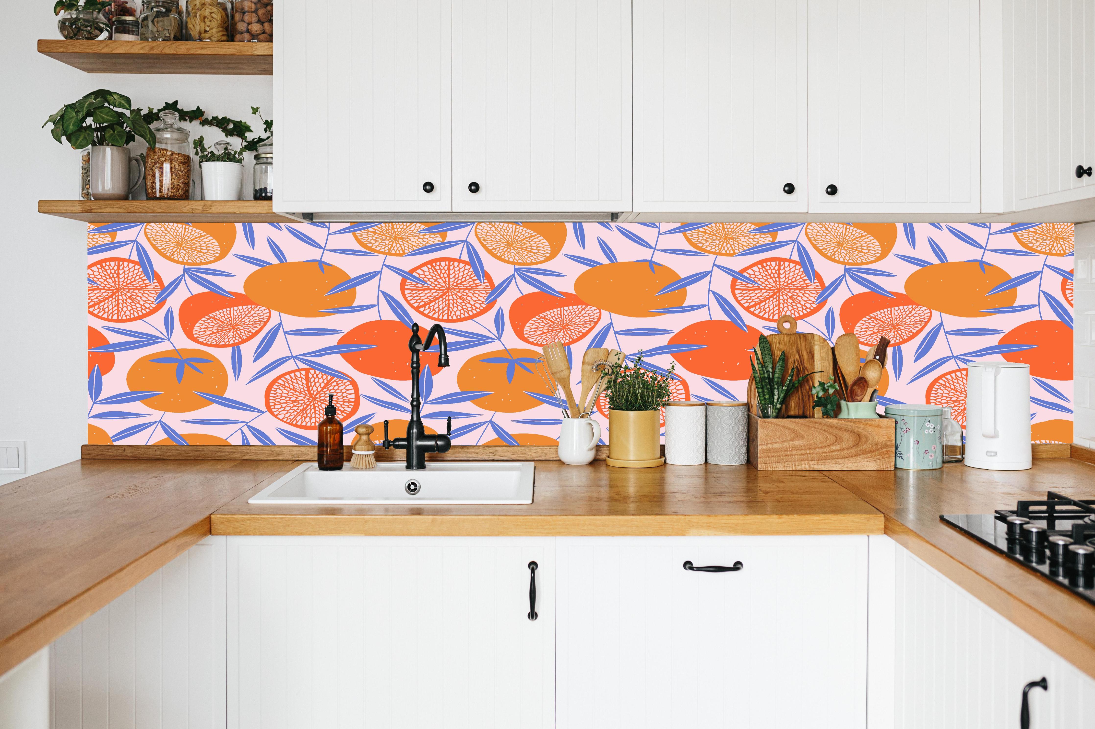 Küche - Citrus Orange Print in weißer Küche hinter Gewürzen und Kochlöffeln aus Holz