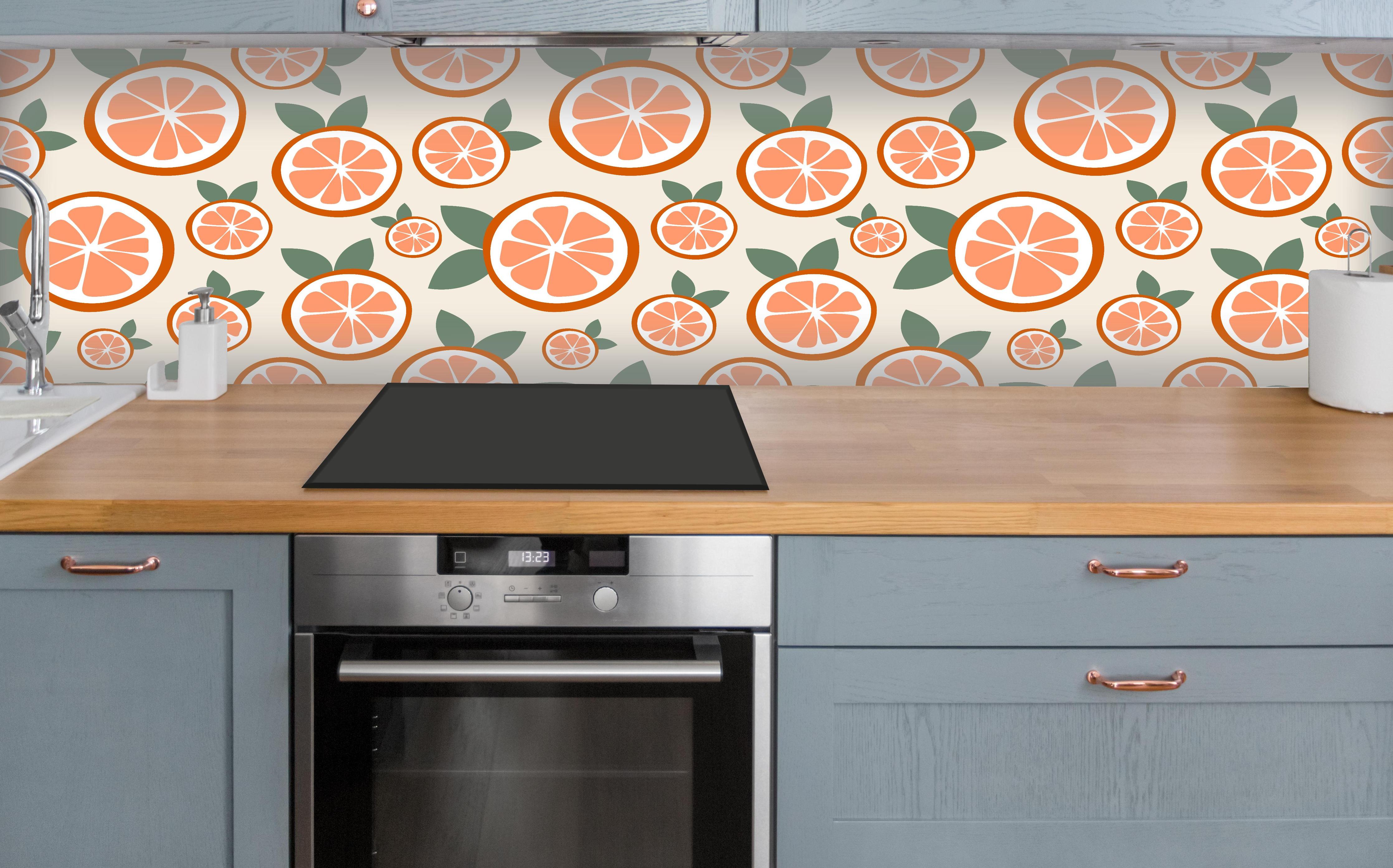 Küche - Citrus Orangenmuster Timeless Slice über polierter Holzarbeitsplatte mit Cerankochfeld