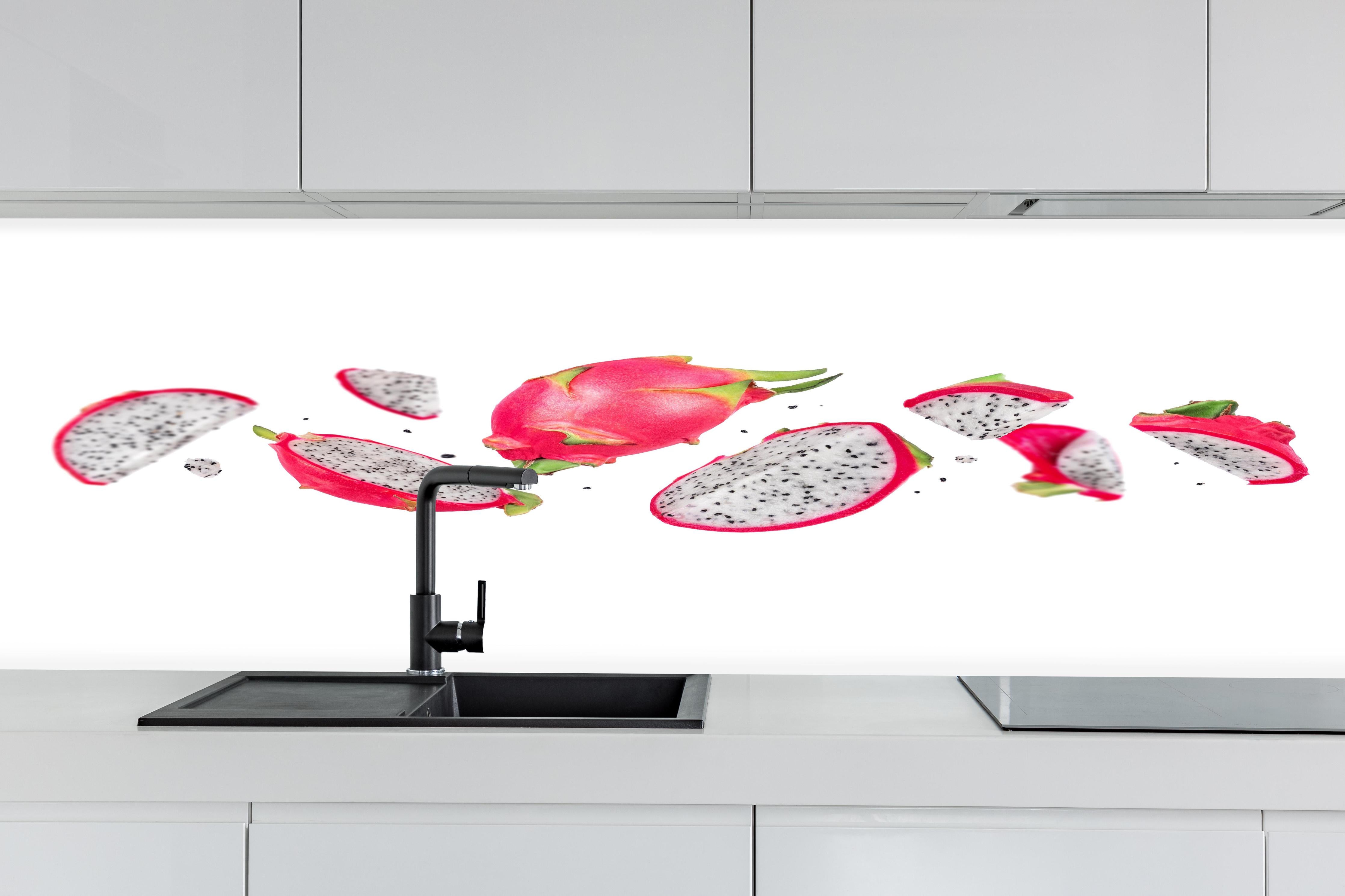 Küche - Drachenfrucht Pink Weiß hinter weißen Hochglanz-Küchenregalen und schwarzem Wasserhahn