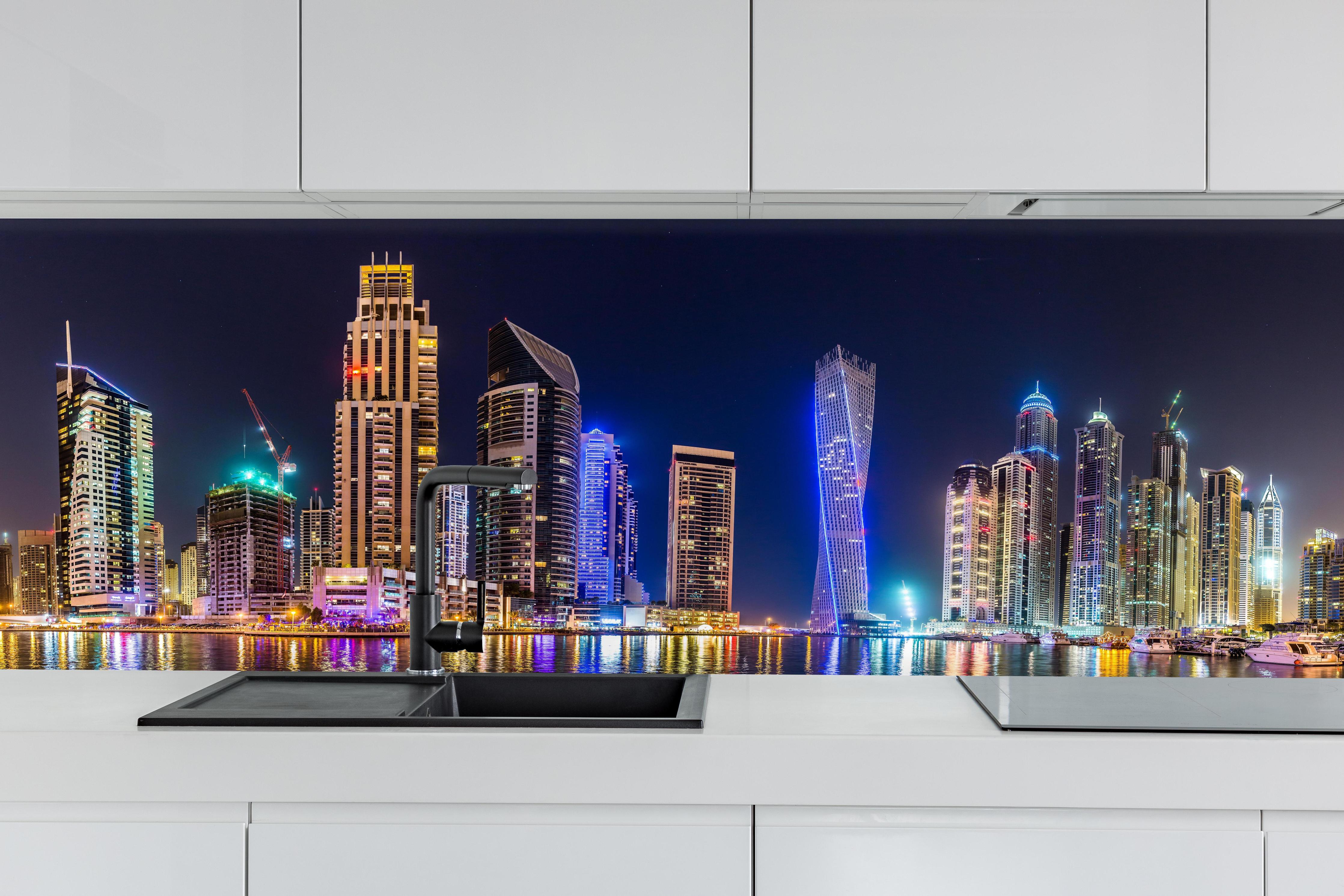Küche - Dubai Marina Skyline bei Nacht hinter weißen Hochglanz-Küchenregalen und schwarzem Wasserhahn