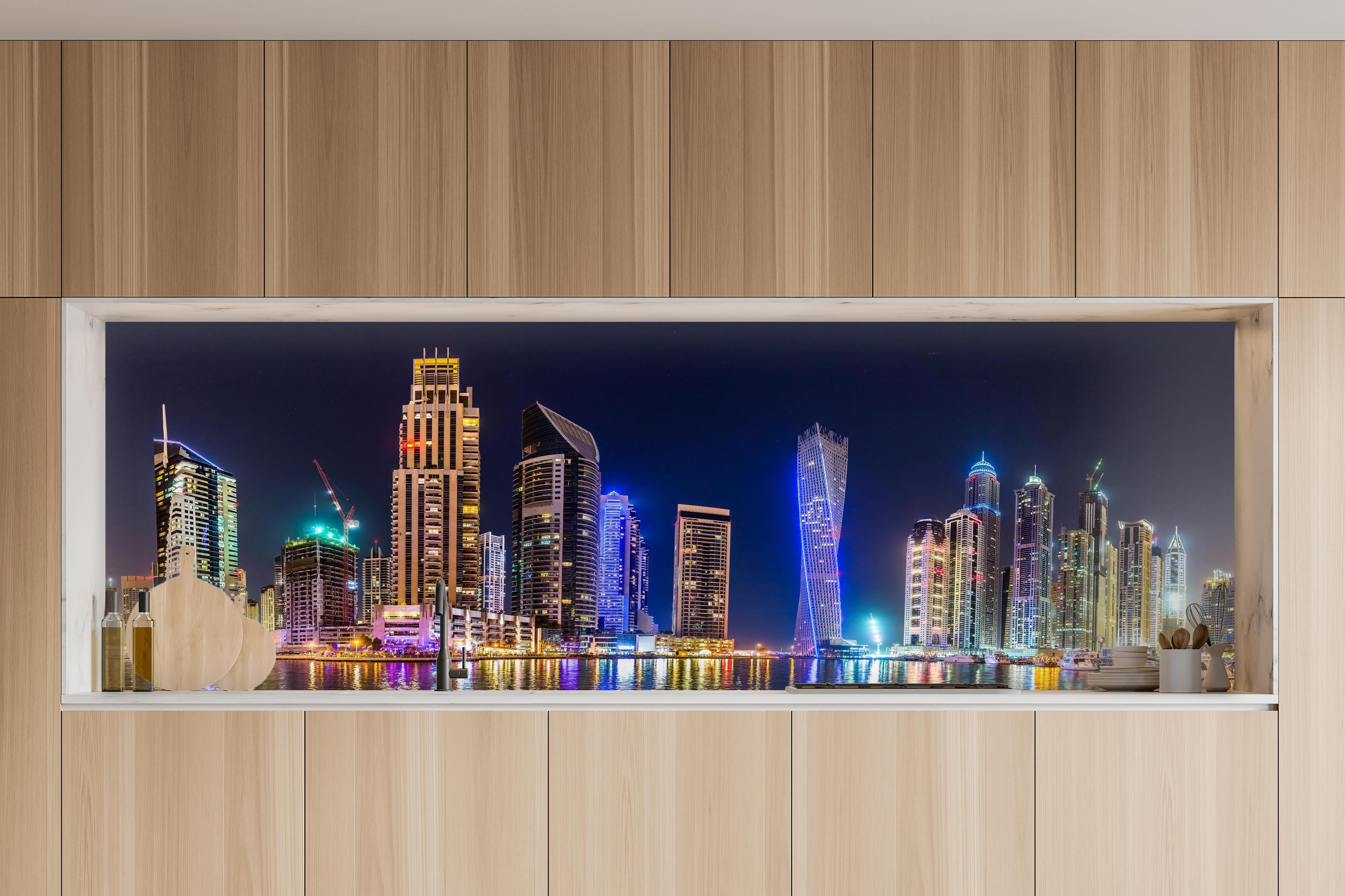 Küche - Dubai Marina Skyline bei Nacht in charakteristischer Vollholz-Küche mit modernem Gasherd