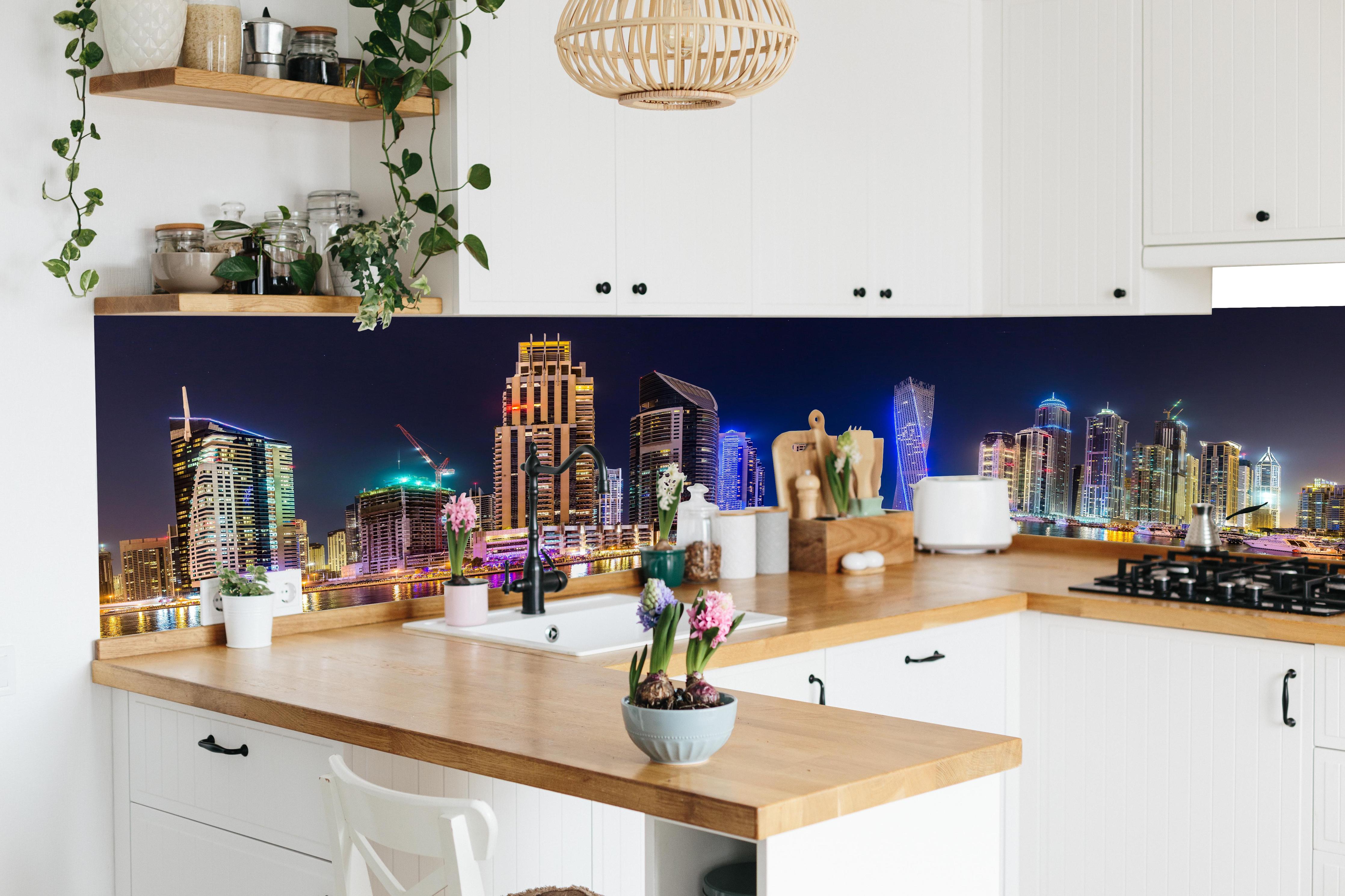 Küche - Dubai Marina Skyline bei Nacht in lebendiger Küche mit bunten Blumen
