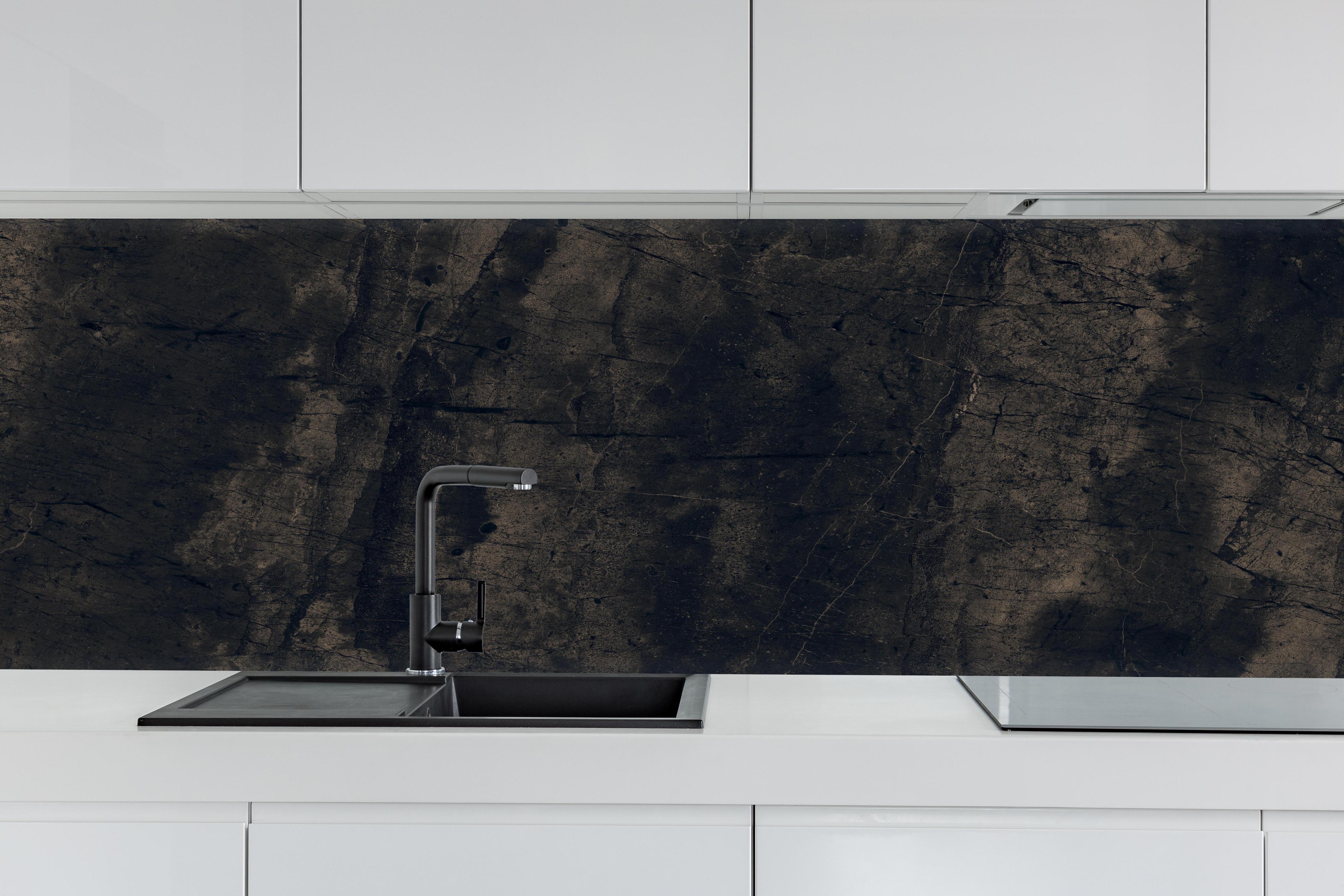 Küche - Dunkle Betonstein-Textur hinter weißen Hochglanz-Küchenregalen und schwarzem Wasserhahn